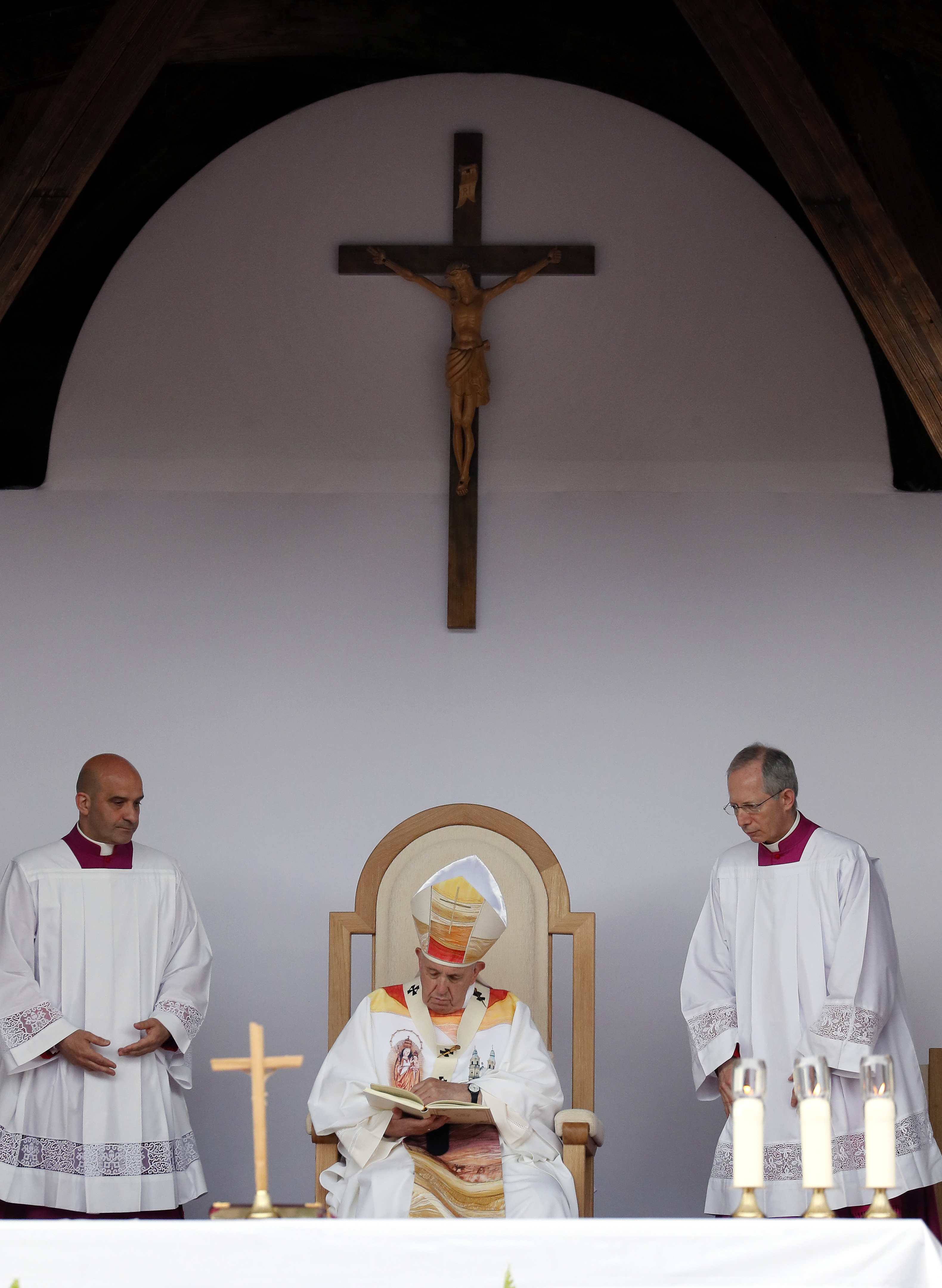 FOTO | Veșmintele pe care Papa Francisc le-a purtat la Şumuleu Ciuc au fost făcute de un designer român