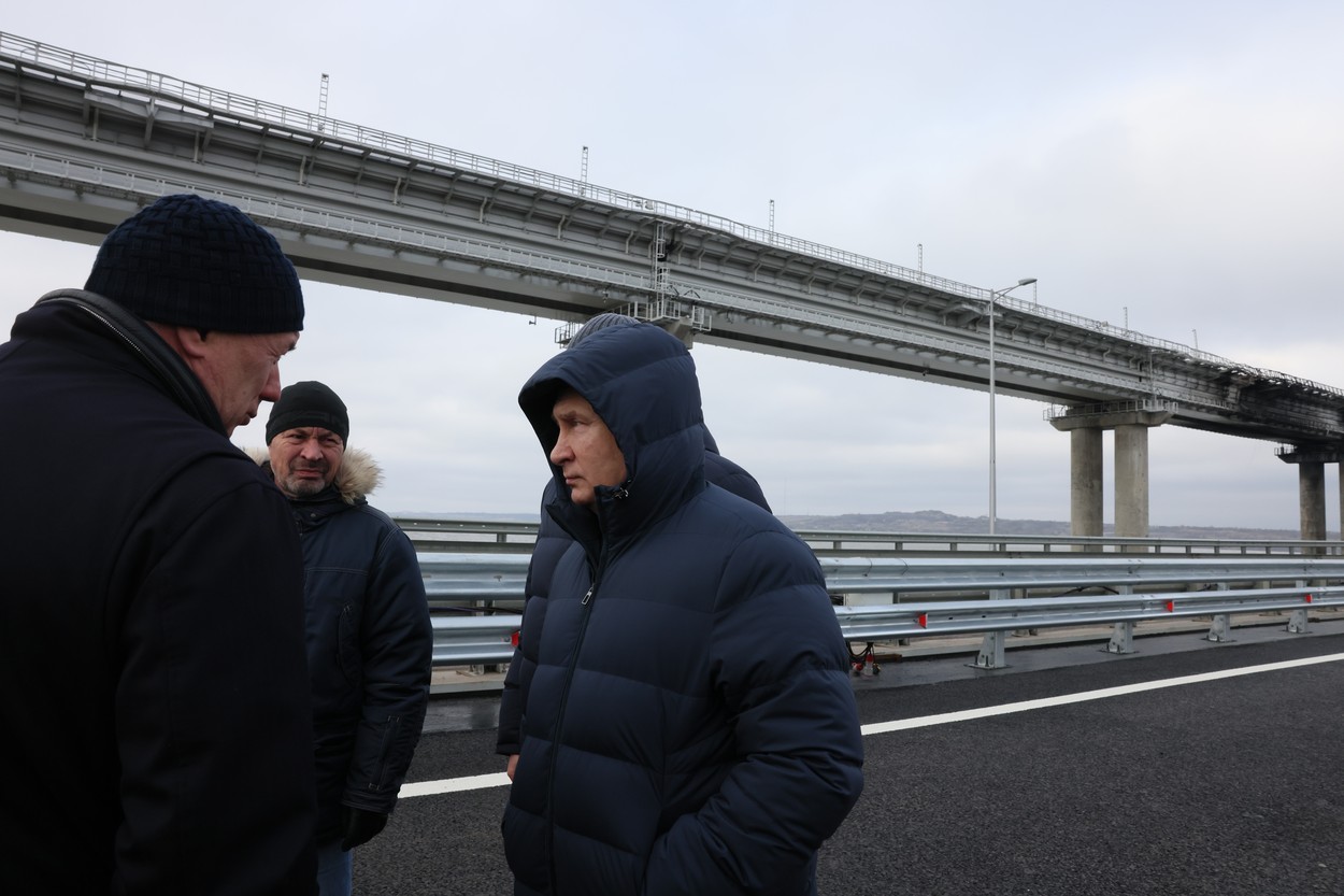 VIDEO | Putin a condus pe podul din Crimeea, redeschis pentru traficul rutier după explozia din octombrie