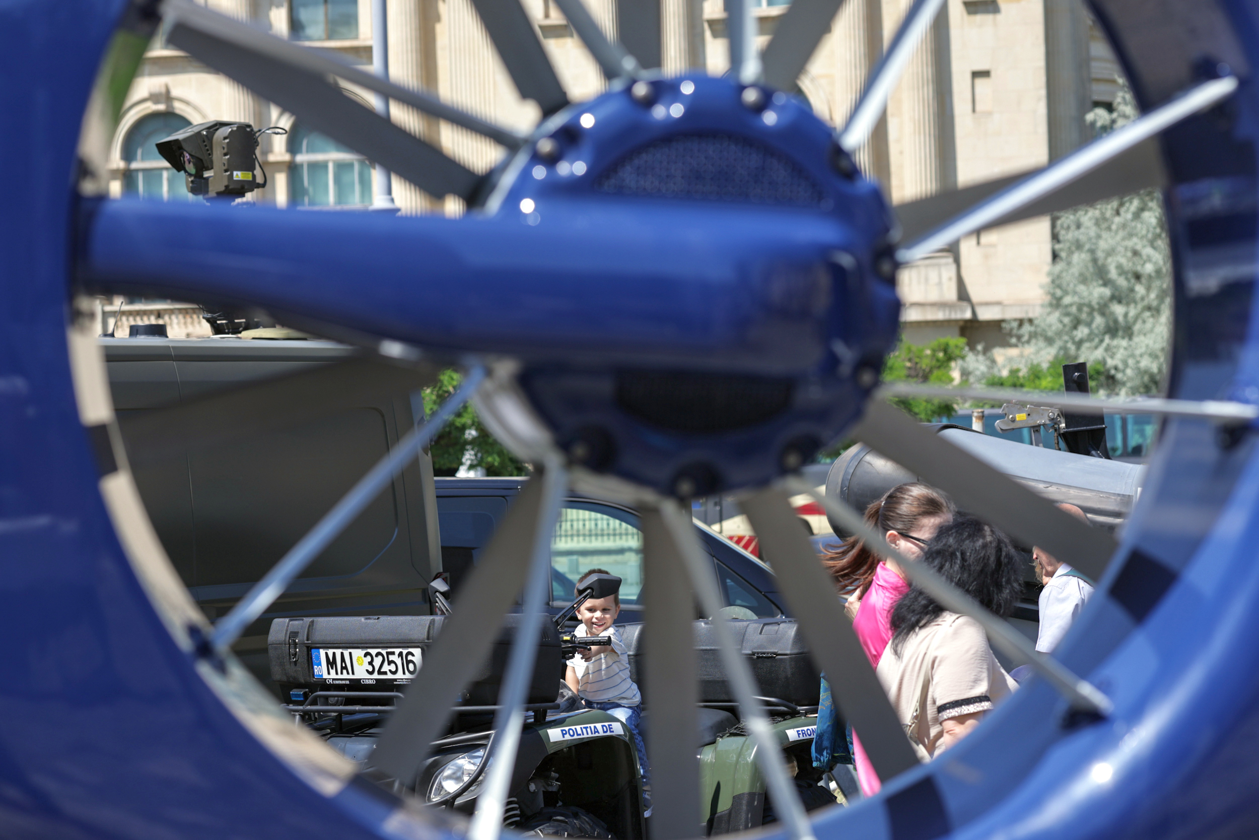 FOTO | Copiii au preluat puterea la Ministerul Afacerilor Interne. Cei mici pot păși pe balconul unde Ceaușescu a ținut ultima cuvântare