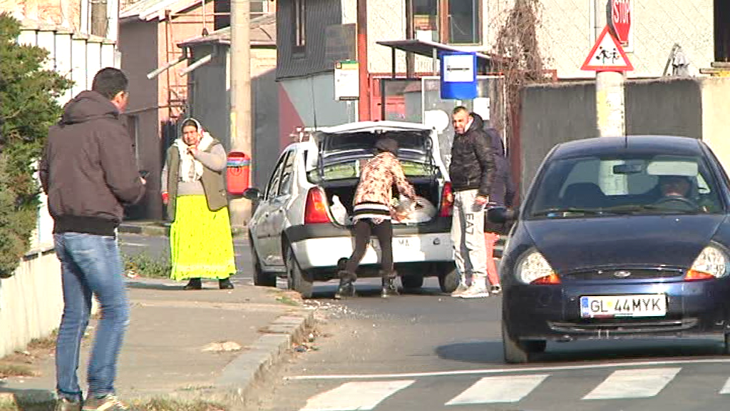 S-au înghesuit să ia ajutoarele de Sfântul Andrei cu taxiul! GALERIE FOTO