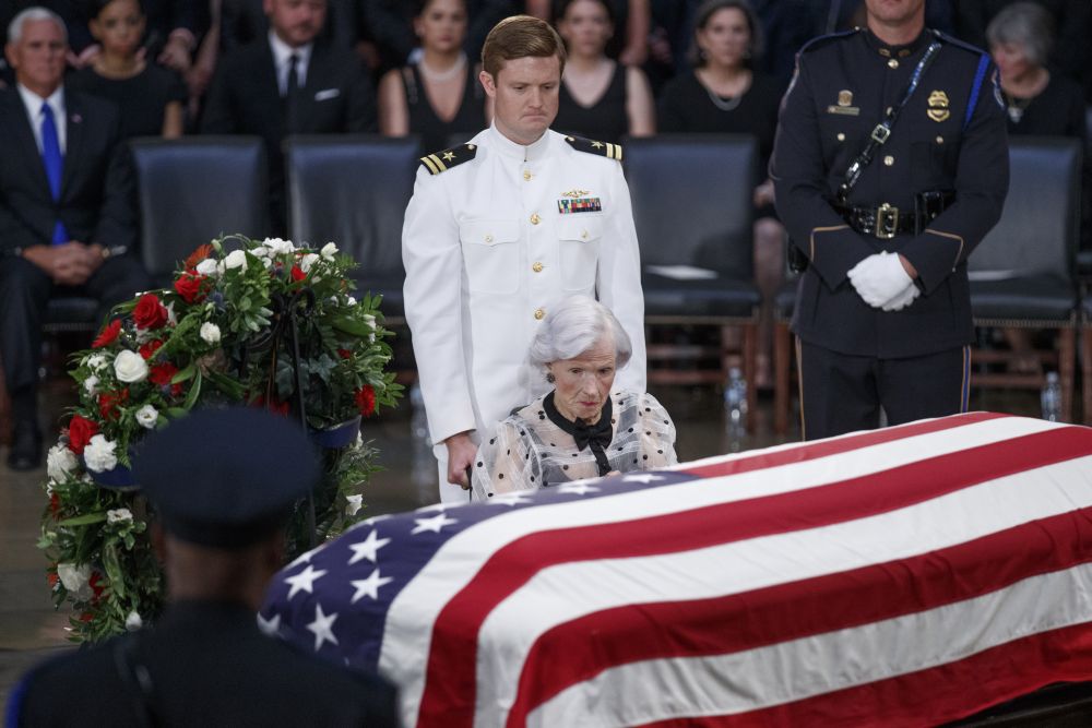 FOTO/ Imagini emoționante. Mama lui John McCain, în vârstă de 106 ani, la căpătâiul fiului ei