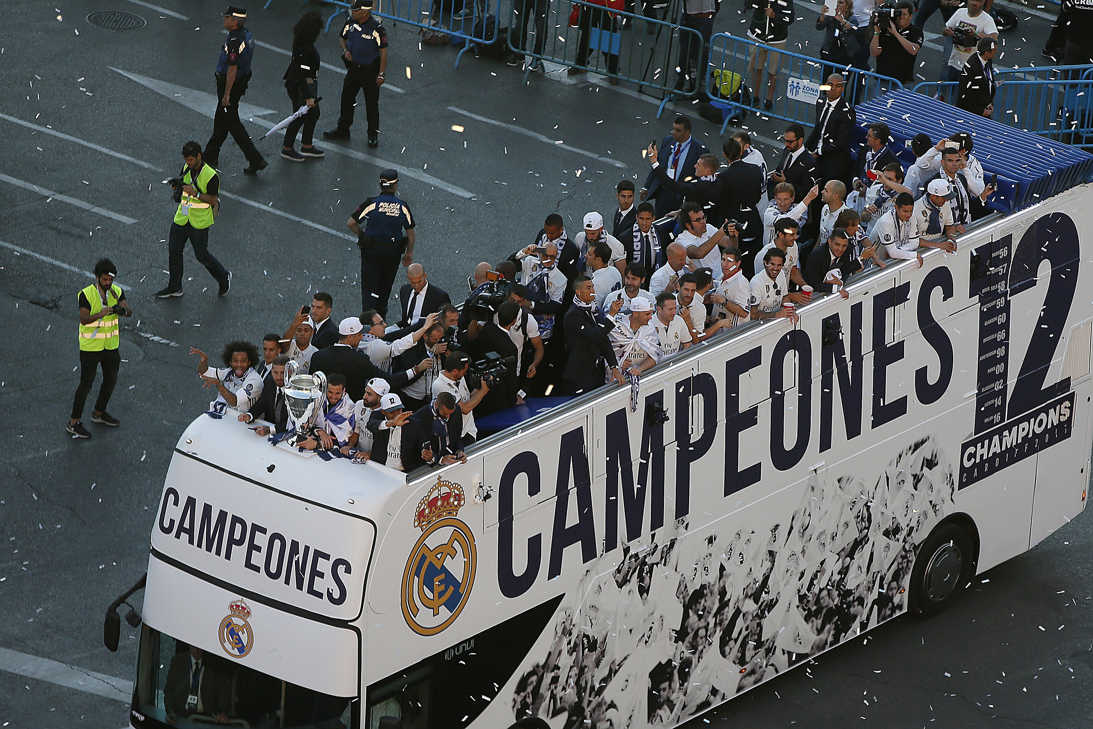 Fotbaliștii lui Real au fost primiți ca niște eroi la Madrid. Mii de fani au ieșit pe străzi să vadă trofeul Champions League / FOTO&VIDEO