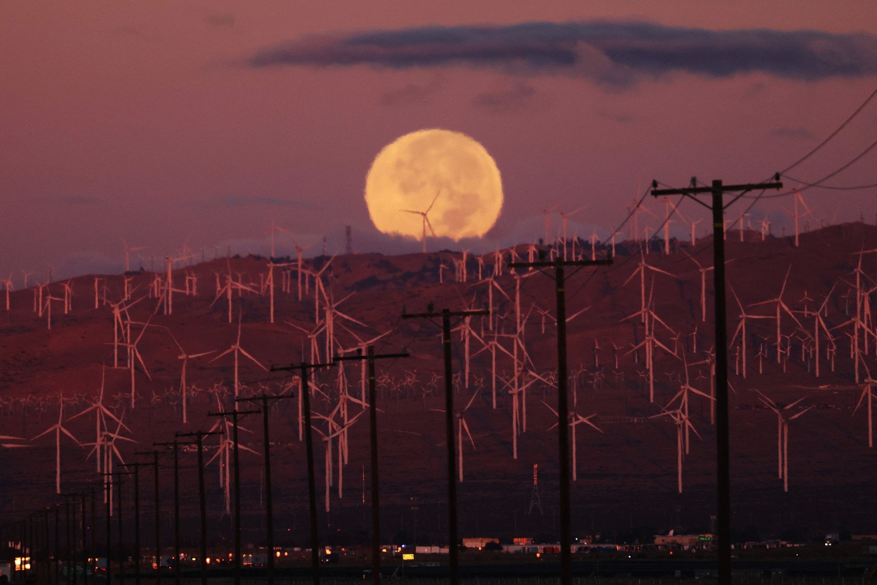 Imagini unice cu Luna Vânătorului, cea mai mare și mai strălucitoare superlună din 2024