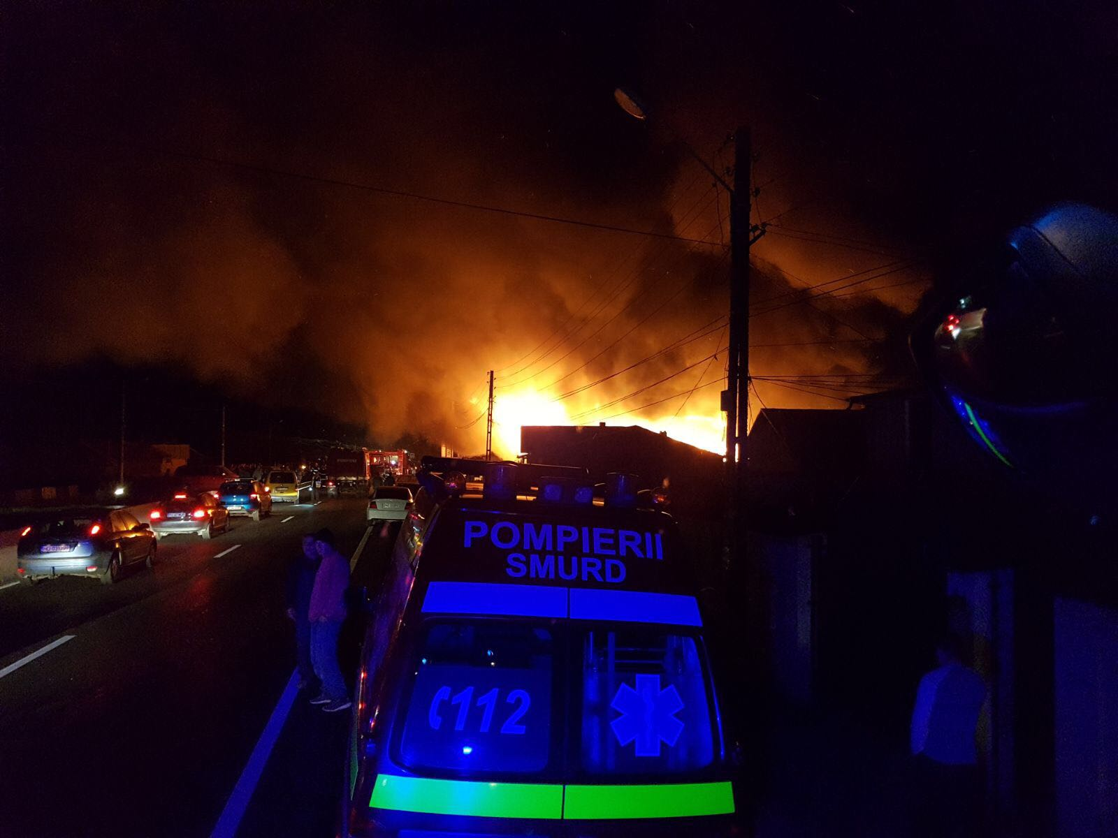 FOTO & VIDEO | Incendiu la un service auto în comuna Puchenii Mari, pe DN 1. UPDATE