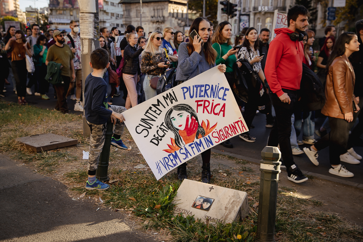 „Sute de femei sunt moarte, asta nu este dreptate”. Marșul prin care femeile cer să se simtă în siguranță în România: acasă, la muncă, pe stradă   