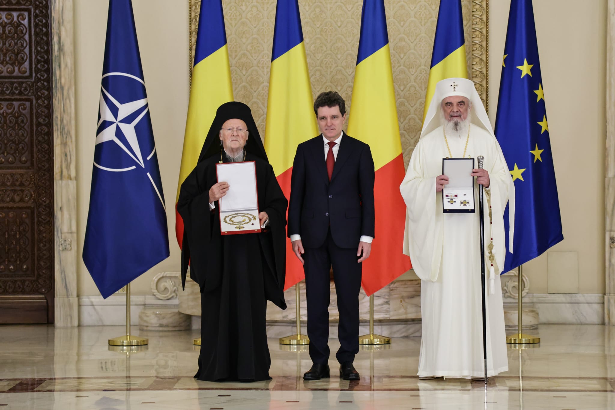 Bartolomeu I, decorat de Nicușor Dan după sfințirea Catedralei Neamului: „România trăieşte un moment istoric”