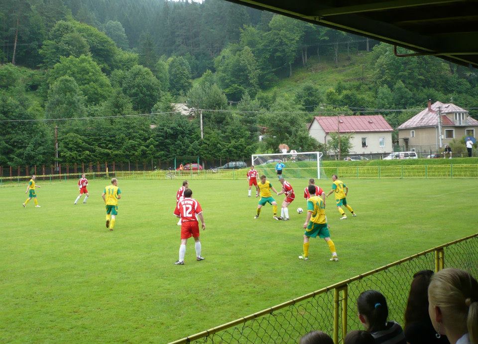 Atenție la tren! Stadionul Rapidului e mic copil! În Slovacia, mocănița trece printre teren și tribună! | FOTO & VIDEO