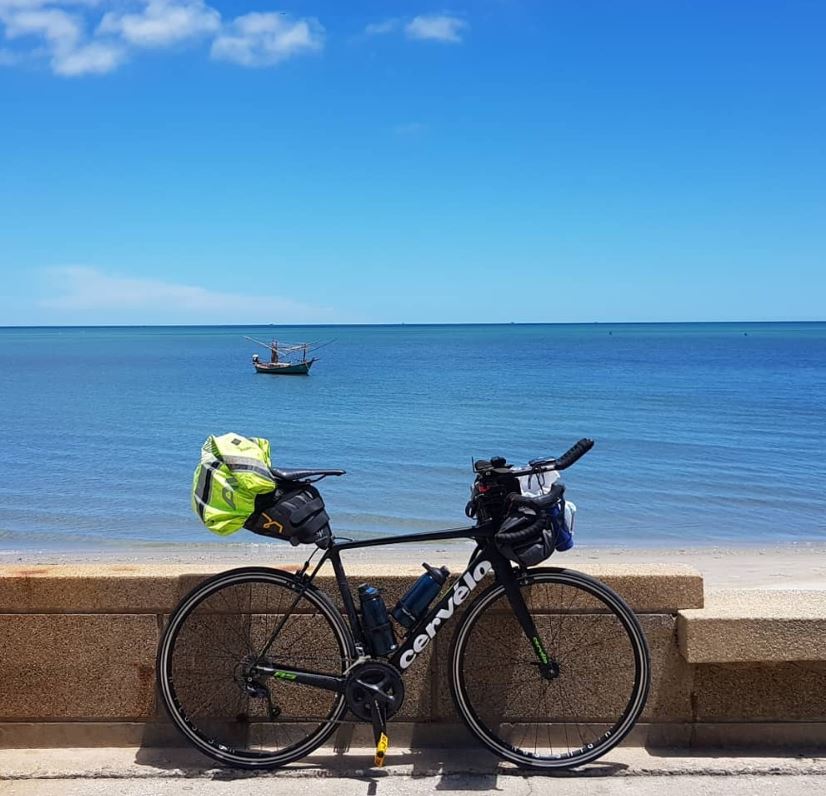 FOTO | Un student britanic de 18 ani a devenit cea mai tânără persoană care a făcut înconjurul lumii pe bicicletă