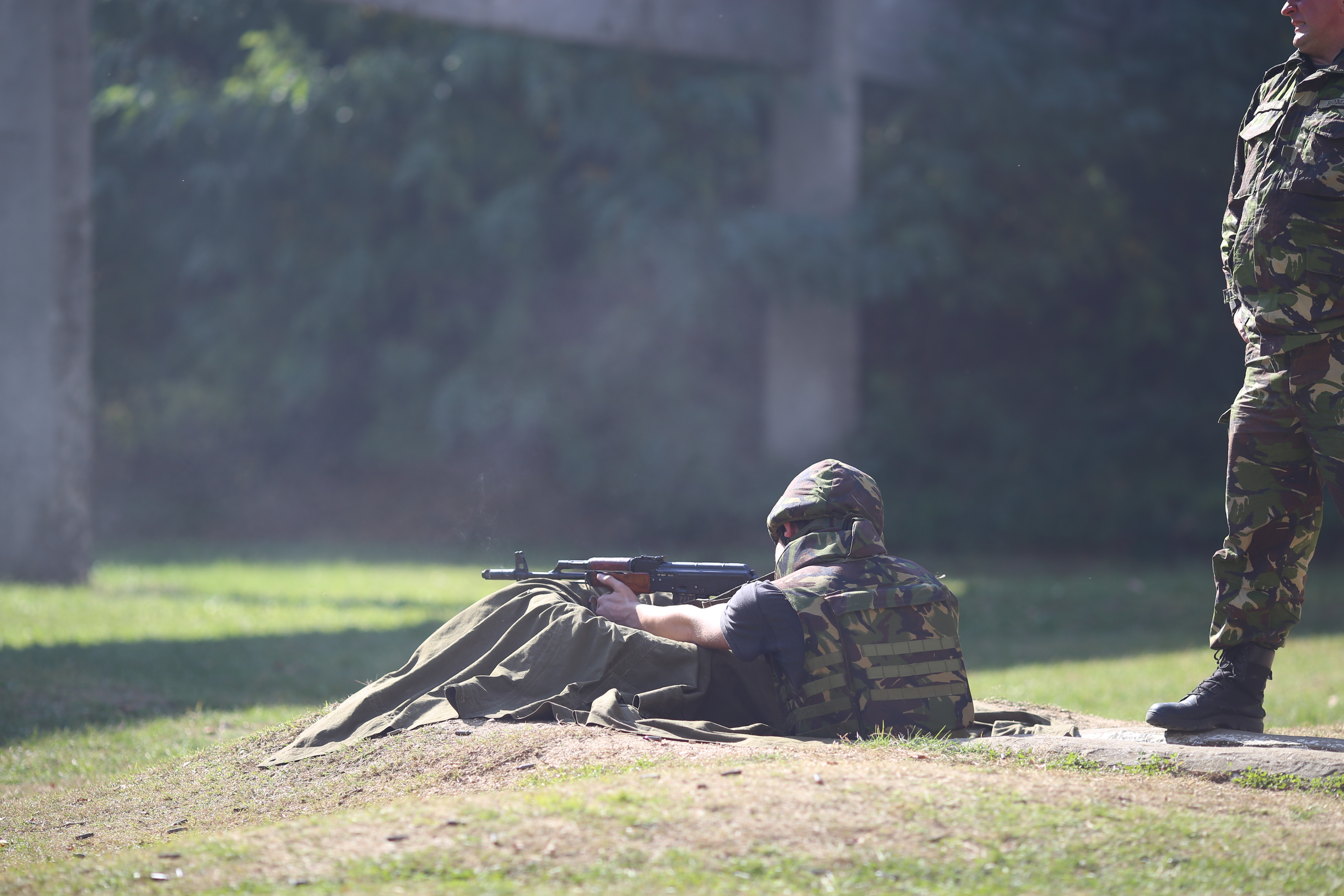 VIDEO | Reportaj cu arma-n mână. Am testat mitraliera NATO și pistolul pentru luptă urbană