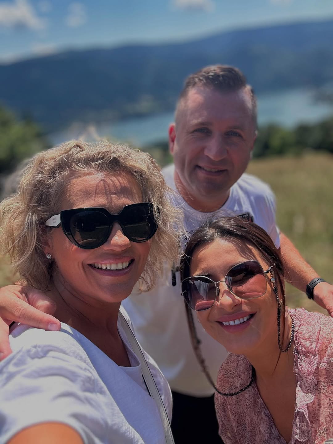 „Colțul de Rai” din România care a cucerit-o pe Mirela Vaida în vacanță: „Plimbări cu barca, excursii la stână. E cel mai pur aer”