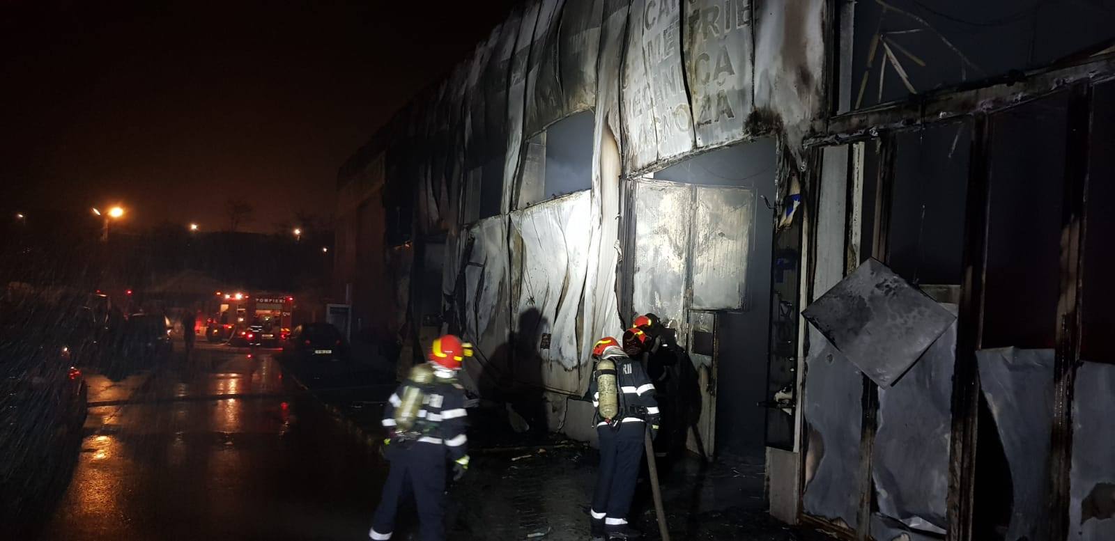 Incendiul la un depozit de pe șoseaua Fundeni din București a fost stins. Locuitorii, avertizați prin Ro-Alert