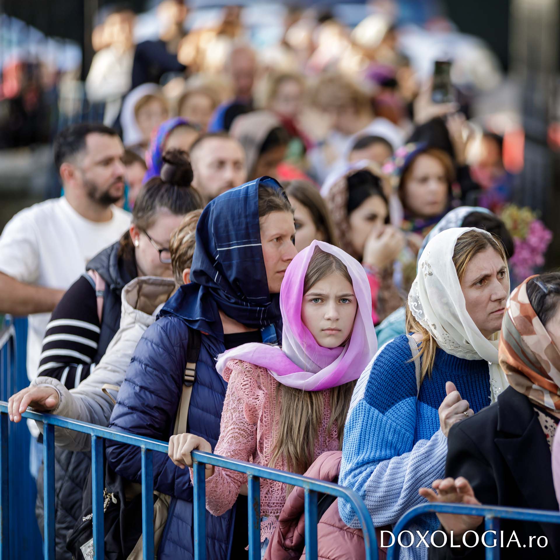 86.000 de credincioşi s-au închinat la racla cu moaştele Sfintei Parascheva, alţi 18.000 aşteaptă la rând
