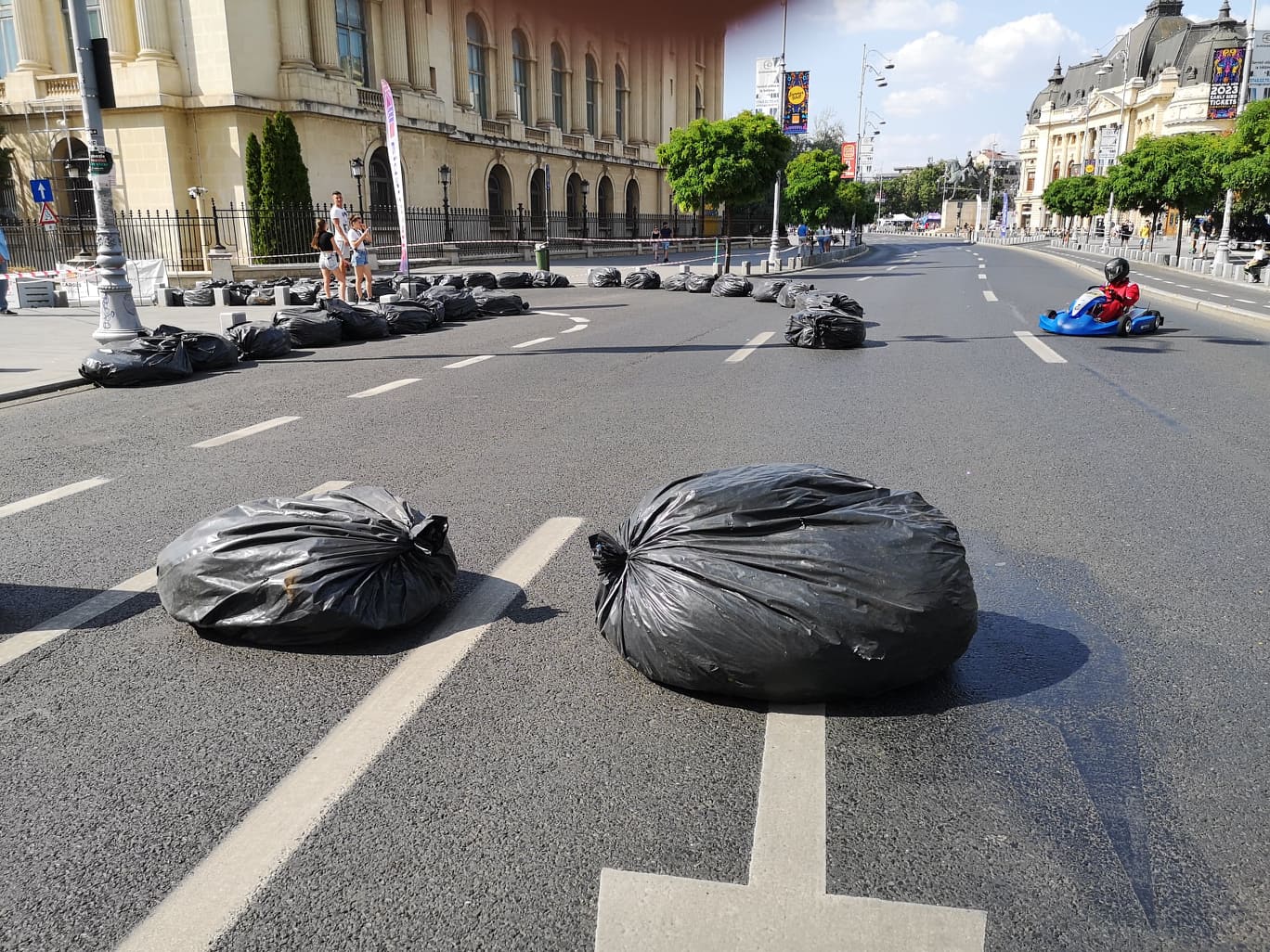 De ce au apărut pe pista de karting „saci de gunoi” pe post de obstacole? „Am vrut ceva mai estetic, dar nu am găsit”