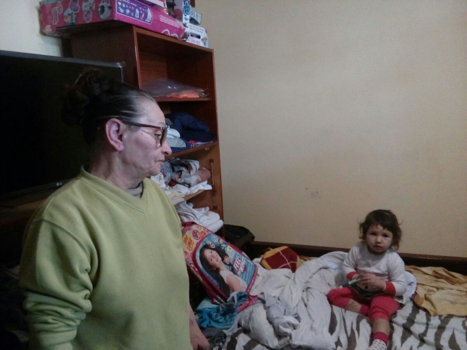 REPORTAJ/Doi bunici îşi cresc cu dăruire nepoatele, ca să nu simtă lipsurile: "Eu pot bea apă în loc să mănânc"|FOTO