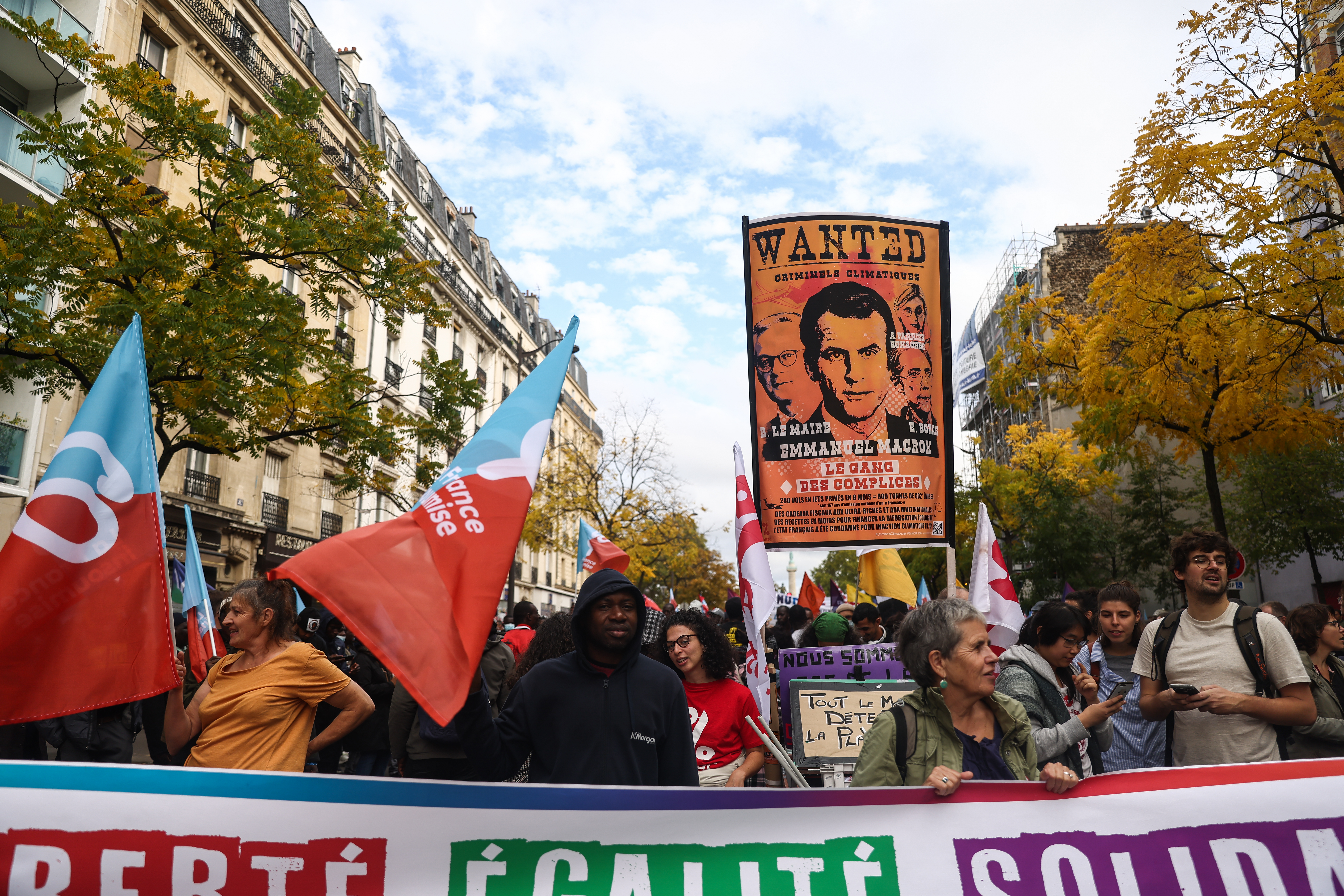 Protest uriaș la Paris. Laureata premiului Nobel pentru literatură, între cei 30.000 de manifestanți