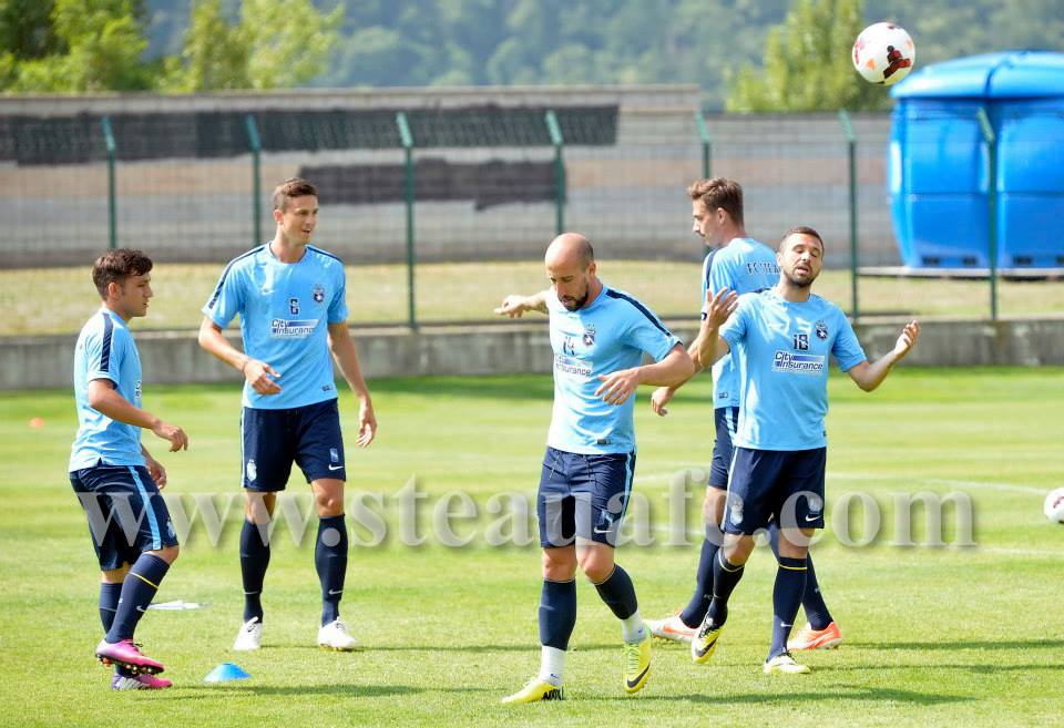 GALERIE FOTO / Suporteri campioni! Fanii s-au înghesuit să-i vadă pe stelişti la antrenament