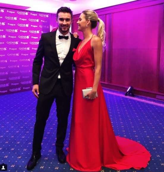 Hocheistul Petr Mrazek s-a trezit cu cătușele la mâini. Toată lumea îl invidiază pentru această ”pedeapsă”! Foto în articol
