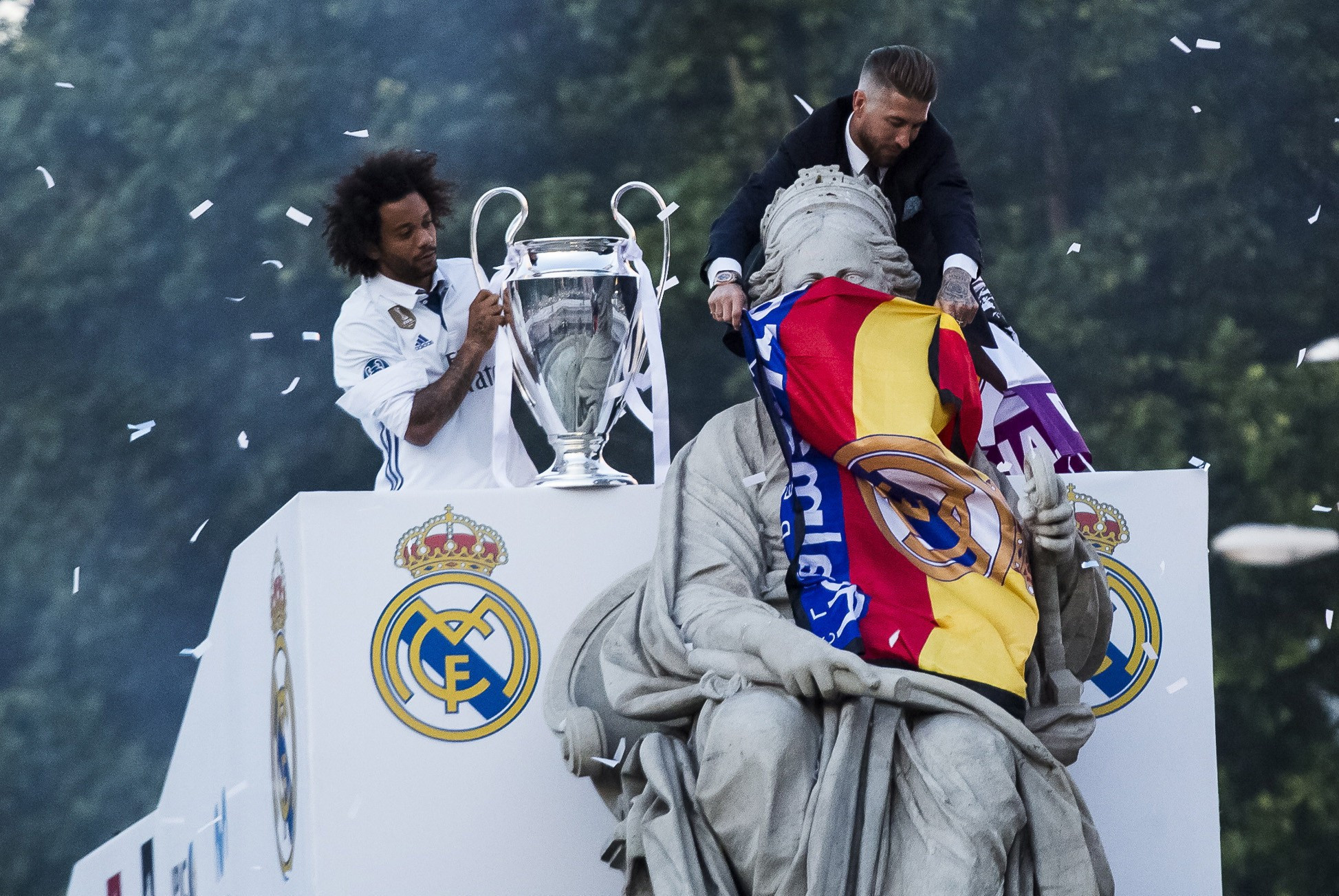 Fotbaliștii lui Real au fost primiți ca niște eroi la Madrid. Mii de fani au ieșit pe străzi să vadă trofeul Champions League / FOTO&VIDEO