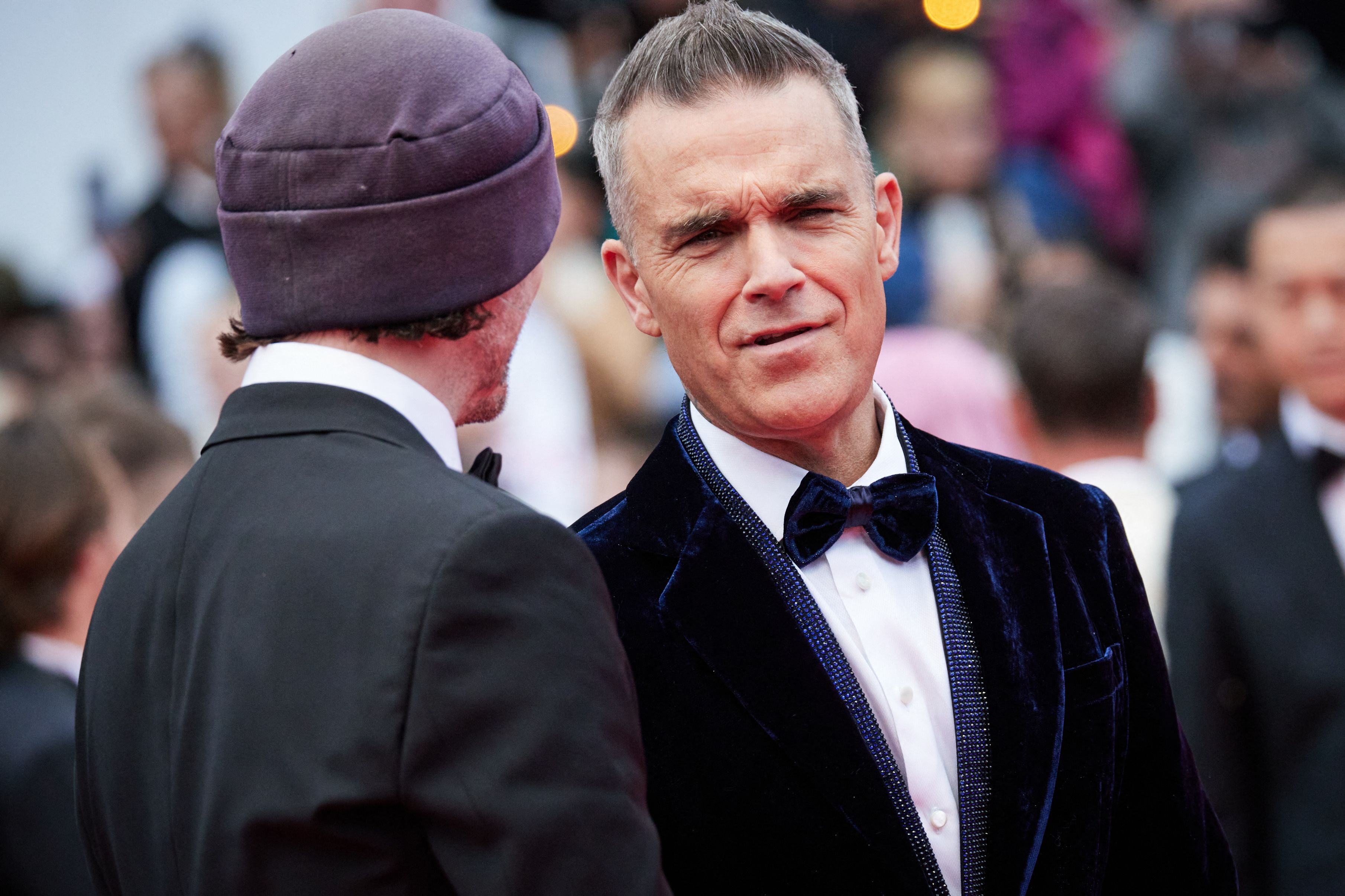 FOTO. Robbie Williams, lecție de eleganță la Cannes. A venit să vadă filmul cu DiCaprio și De Niro. Peste două săptămâni vine la București