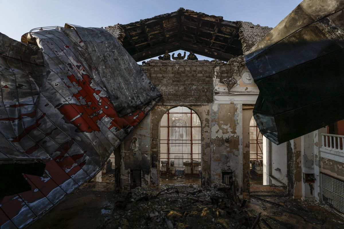 Vladimir Putin, vizită în orașul ocupat Mariupol, distrus de bombele sale. „Președintele rus a analizat lucrările de restaurare”
