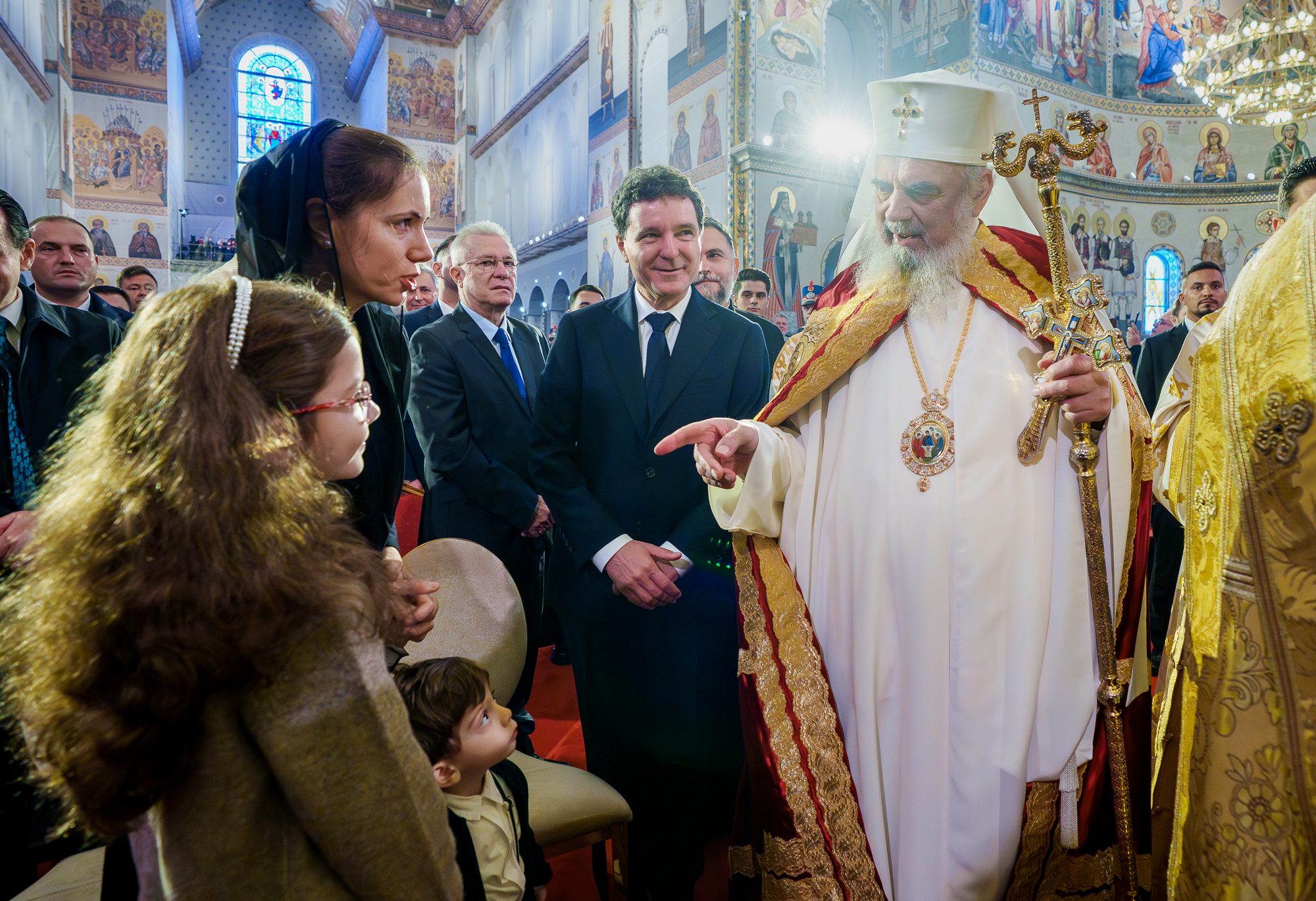 Dana Budeanu a criticat ținuta aleasă de Mirabela Grădinaru, partenera lui Nicușor Dan, la sfințirea Catedralei Mântuirii Neamului: „Alo, protocolu’ Cotroceni?”