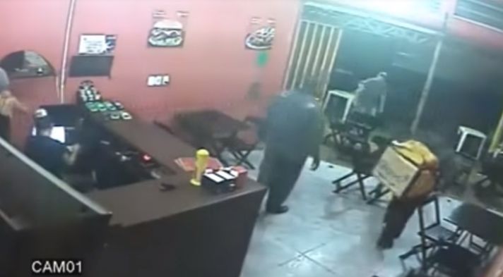 Un polițist brazilian a luat-o la bătaie pe proprietara unui restaurant pentru că i-a greșit sosul pentru hamburger | FOTO