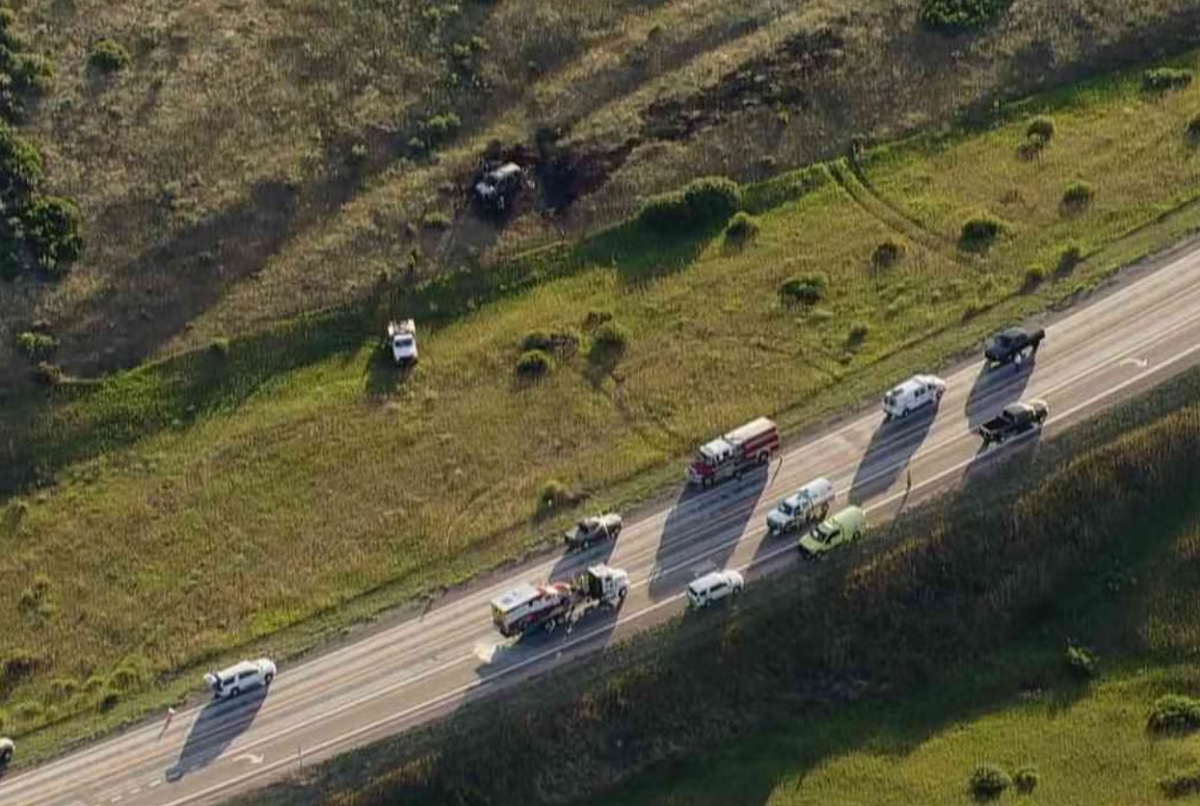 Bărbați mascați au tras într-o dubă în care erau opt români, pe o autostradă americană. Mașina românilor a ieșit de pe șosea și a luat foc