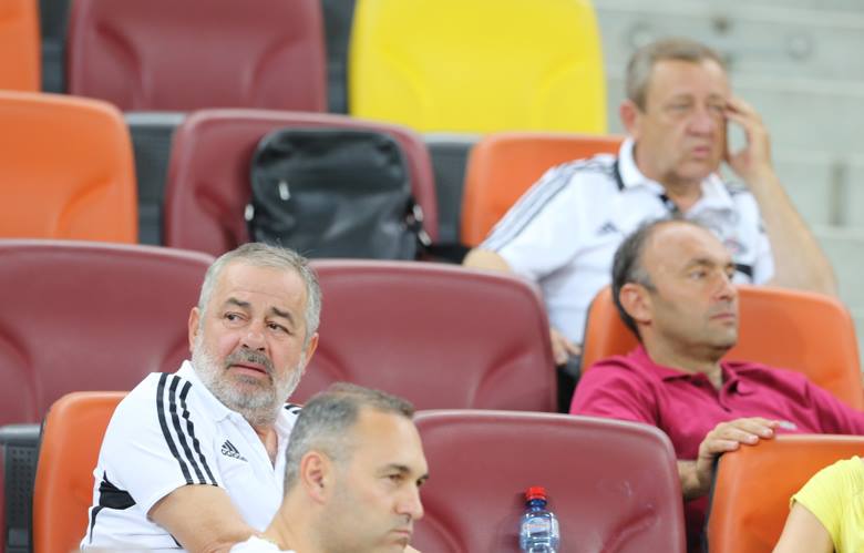 Sârbii de la Partizan s-au delectat înaintea meciului cu Steaua răsfoind reviste cu femei sexy. Ce frumuseți au în delegație! / VIDEO
