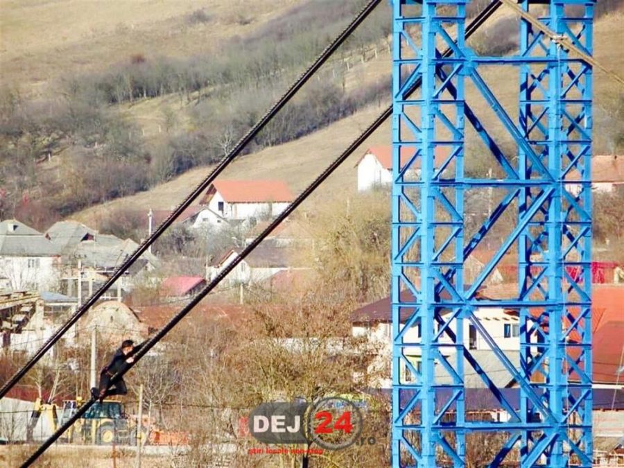 Spiderman de Cluj: Un tânăr s-a urcat pe cablurile unui pod din Dej