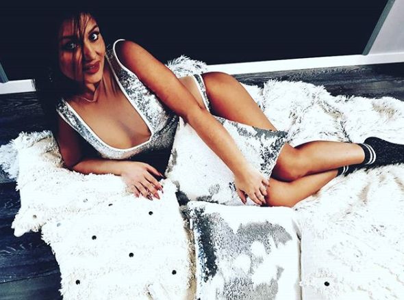 Bianca Rus, dezlănțuită. Îmbrăcată sumar și întinsă pe covor, aruncă săgeți spre fostul soț | FOTO