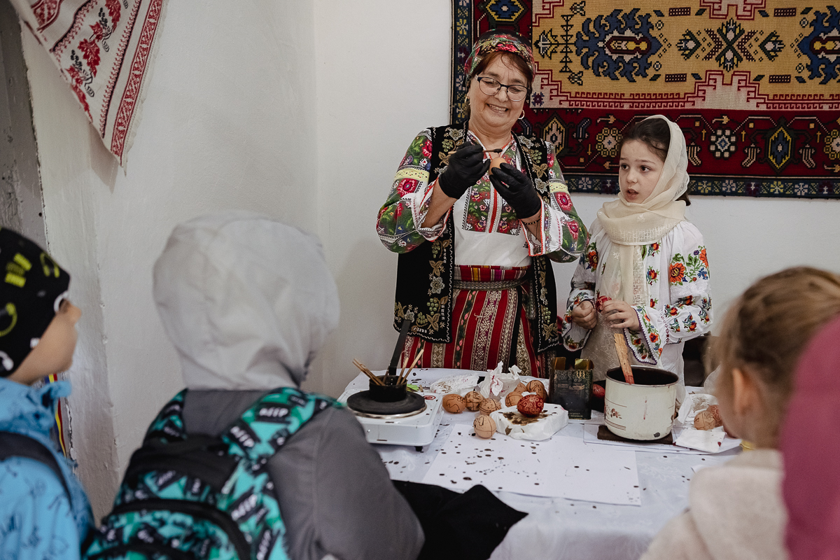 De Paști, la Muzeul Satului Vrâncean, sute de copii au lăsat smartphone-ul și au pus mâna pe chișiță, să încondeieze ouă. „Unii chiar au îndemânare, au ieșit lucruri faine”