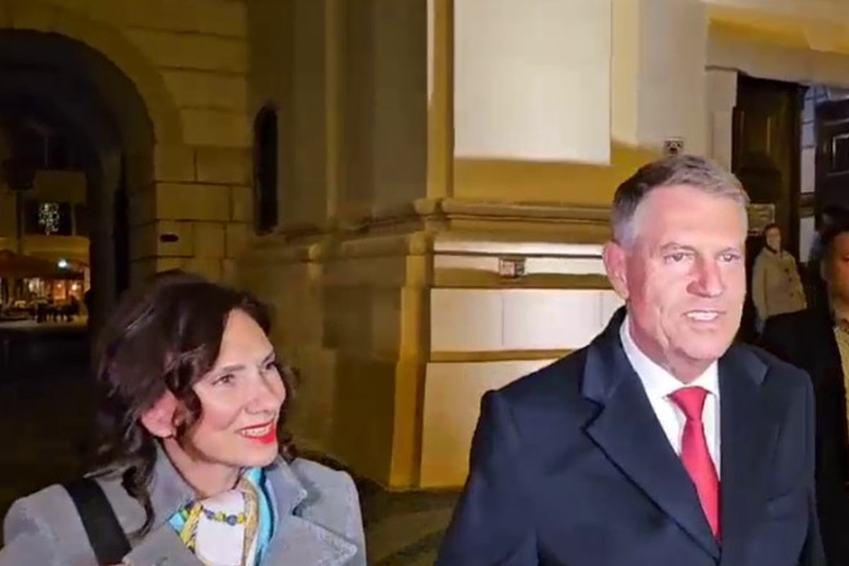 Ținutele purtate de Carmen Iohannis la slujba de Înviere și în prima zi de Paște Catolic. Detaliul care a atras atenția