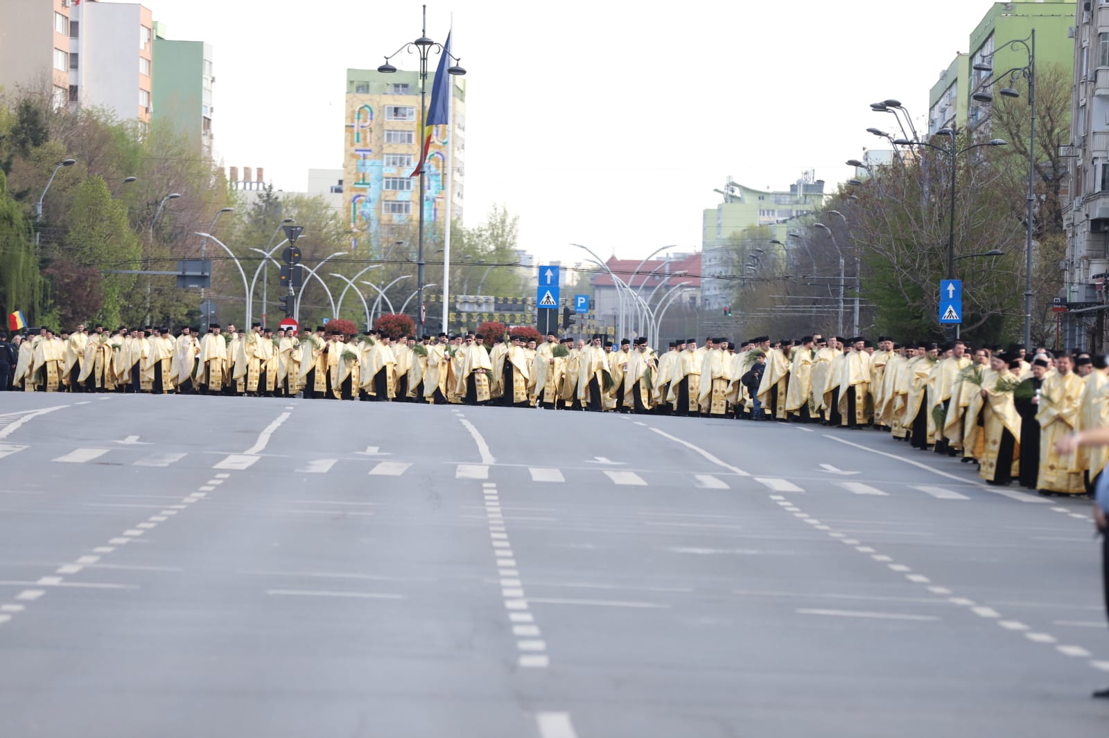 Pelerinaj de Florii, în București: sute de credincioși și preoți participă la procesiune. Cristian Popescu Piedone și fiul său au fost și ei prezenți