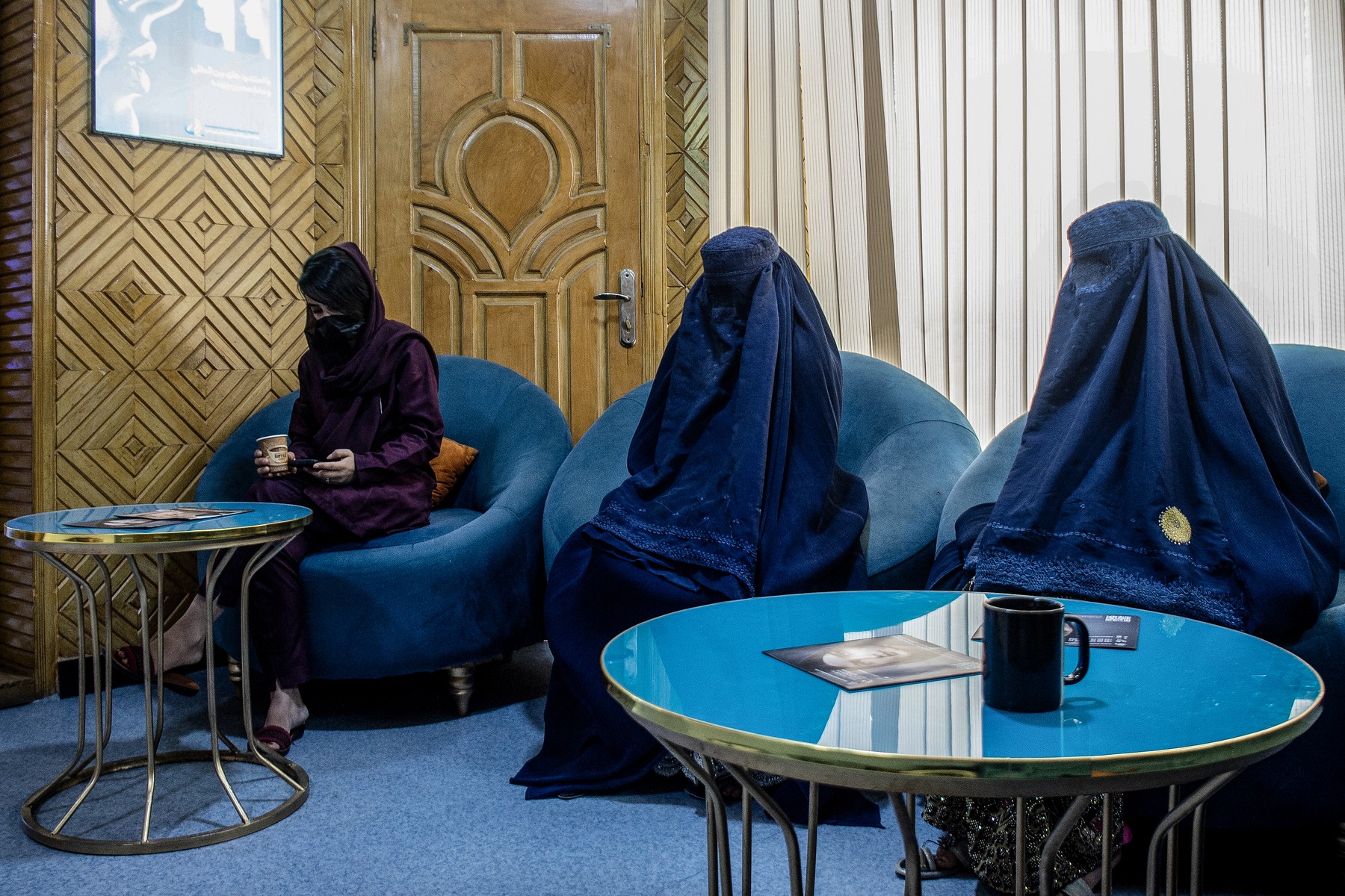 Chirurgia estetică înflorește în secret în Afganistan, sub nasul talibanilor: „Botox pe sub burka. Să fim frumoase în oglindă ne dă energie!”