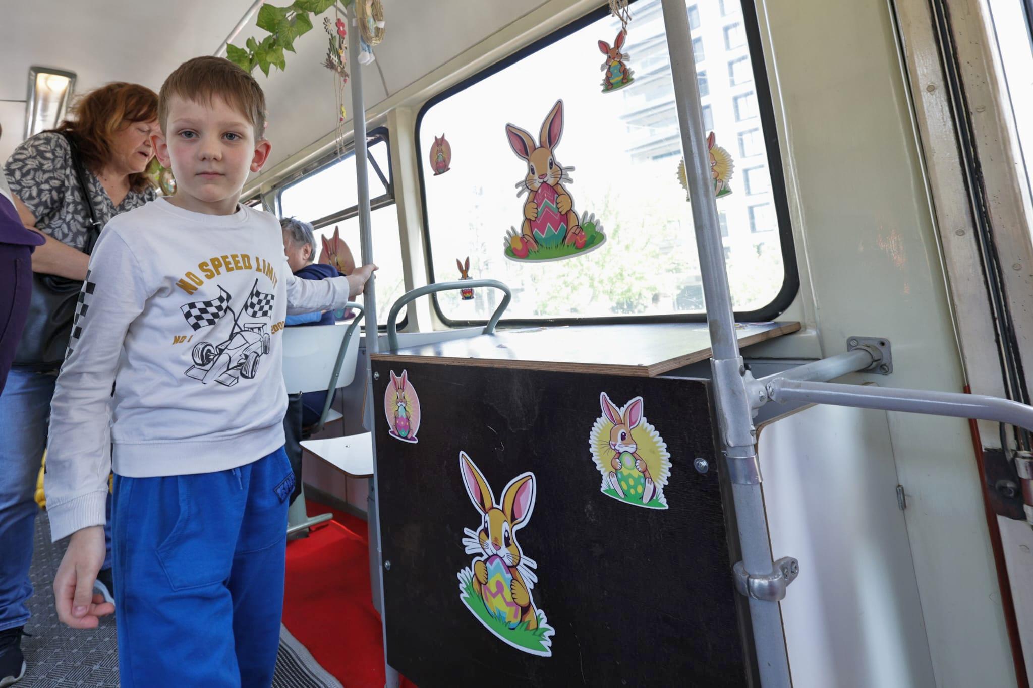 În „Tramvaiul iepurașului”, controlorii STB au împărțit ouă de ciocolată în loc de amenzi: „Mi-a plăcut că ne-au dat dulciuri și erau iepuri lipiți peste tot”