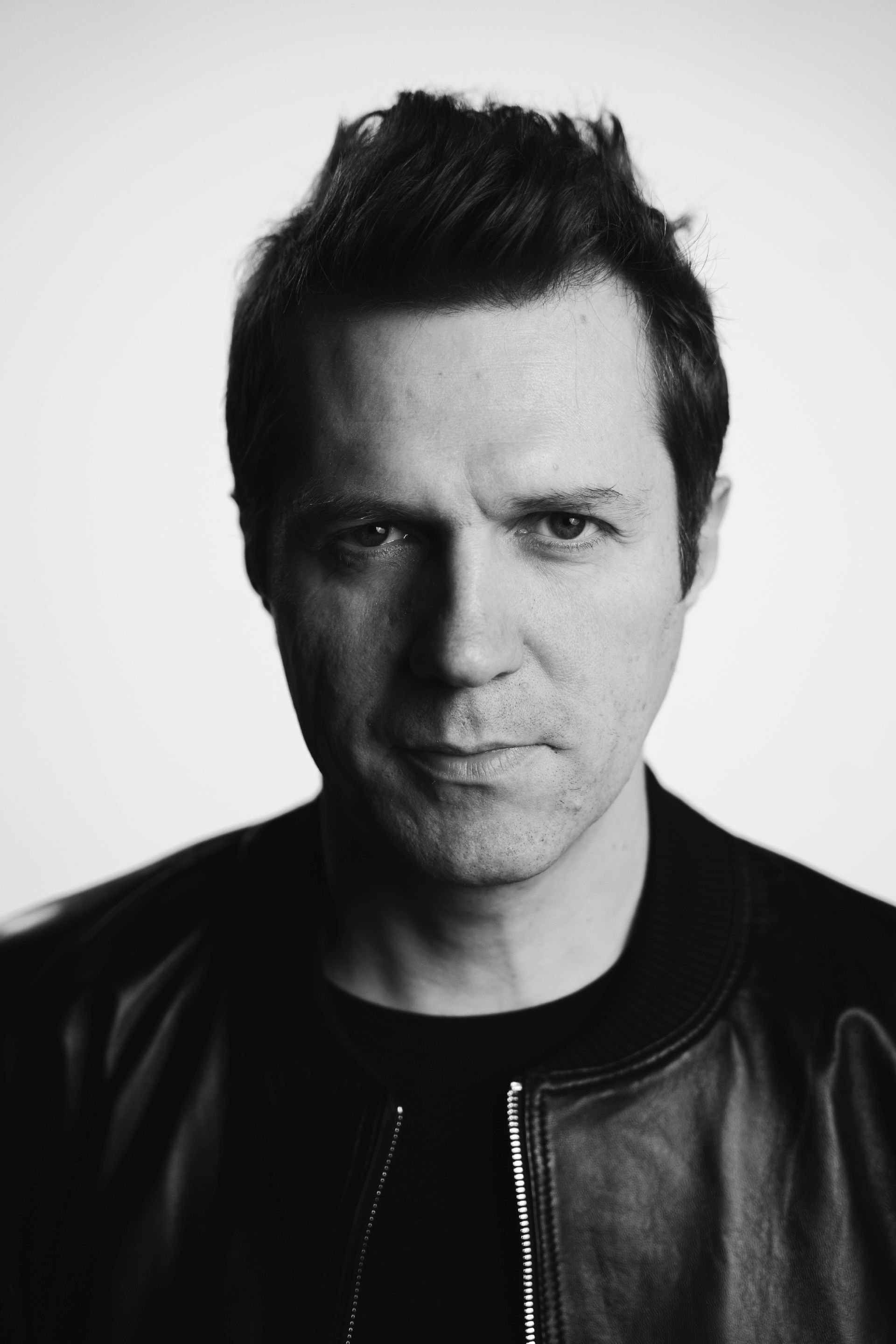 Dan Byron, solistul și fondatorul trupei byron: „Suntem un popor paradoxal. E ironic că începem să dăm vina pe oamenii care încearcă să repare și îi ridicăm în slăvi pe cei care au stricat“