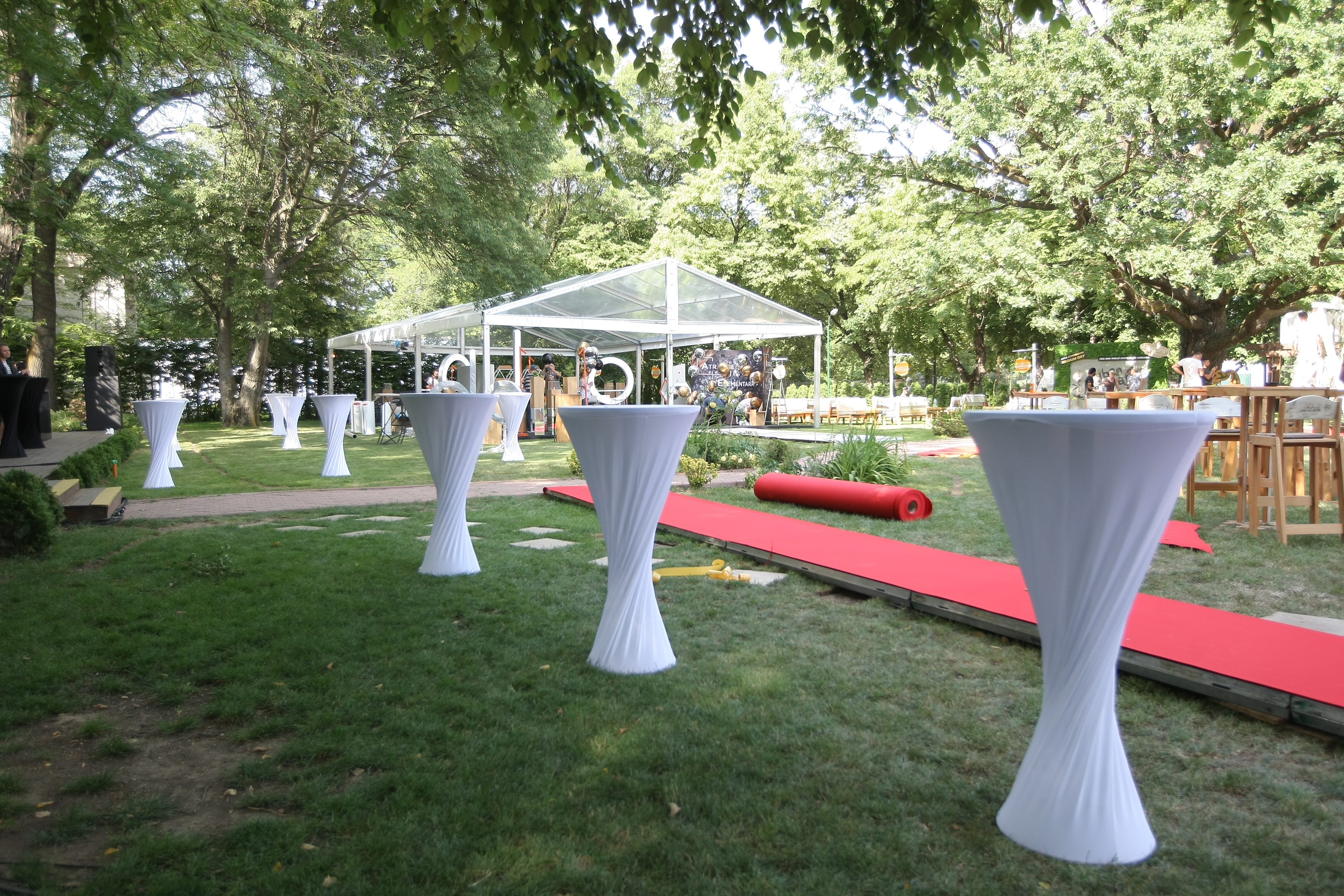 GALERIE FOTO/Pregătirile pentru „VIVA! Party 19 ani” sunt în toi! Ce se întâmplă acum în grădina fabuloasă unde va avea loc petrecerea VIVA 2018