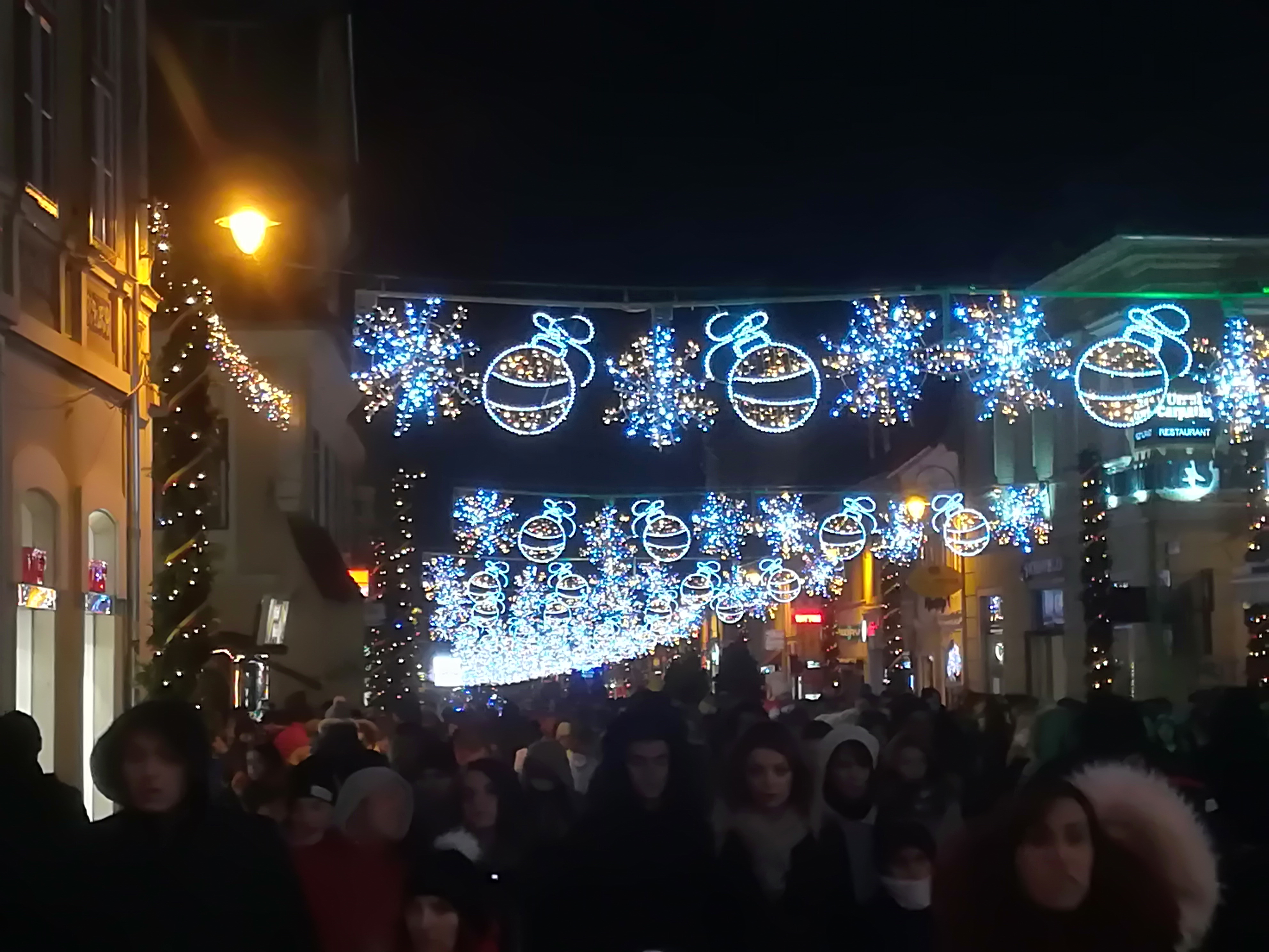 GALERIE FOTO/ S-au aprins luminile de sărbătoare în Braşov. Mii de persoane au umplut Piaţa Sfatului până la refuz
