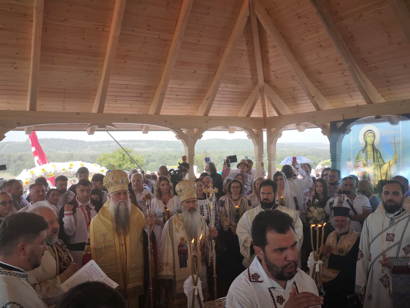 FOTO. Nunta lui George Simion, văzută de la fața locului. Câteva sute de oameni au rezistat în fața scenei, petrecerea a continuat până la 7 dimineața
