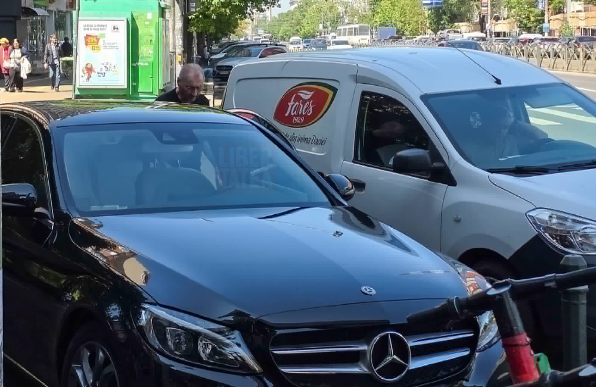 Imagini rare cu Horațiu Mălăele în Capitală. Actorul a atras atenția atunci când și-a parcat mașina într-o zonă interzisă