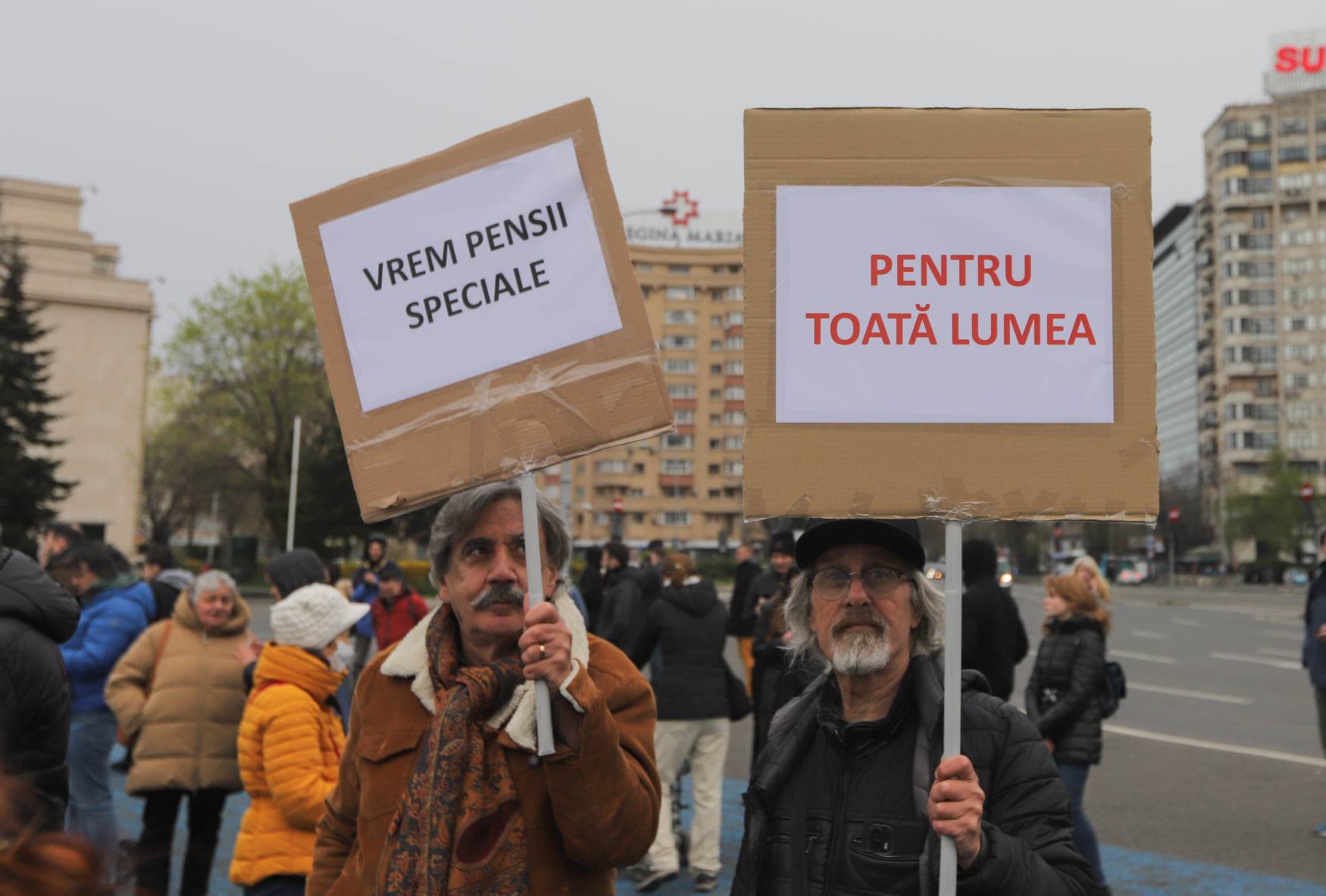 Protest în Piaţa Victoriei: „Tăiaţi pensiile speciale"
