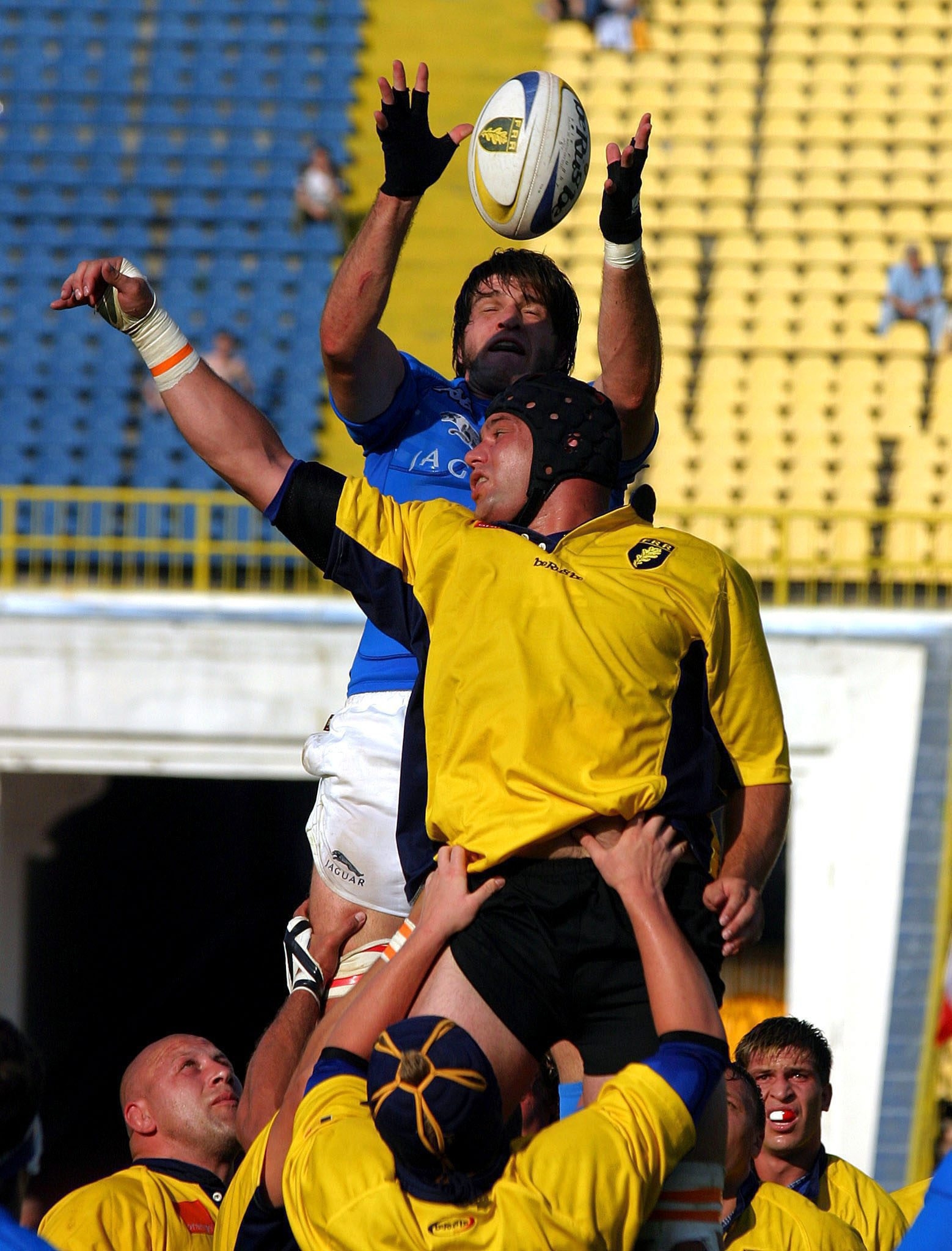 ”Stejarii” le dau clasă fotbaliștilor la echipamentul de joc / GALERIE FOTO