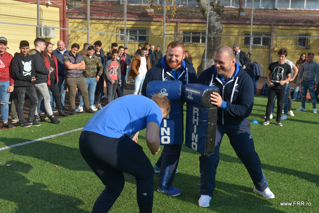 Rugby. ”Stejarii” au predat o oră inedită de sport la o școală din București / FOTO