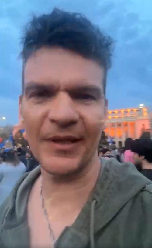 Tudor Chirilă a fost la Mitingul EuRo din Piața Victoriei. Ce a transmis artistul, care s-a plimbat printre manifestanți: „Ăștia, săracii, au venit pe banii lor”