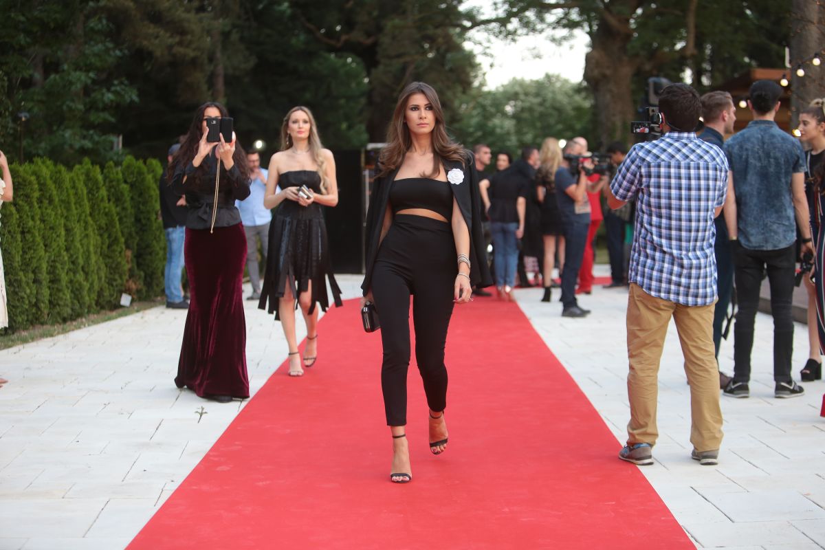 GALERIE FOTO/ Cele mai îndrăznețe ținute de la VIVA! Party 2018. Festival de decolteuri generoase