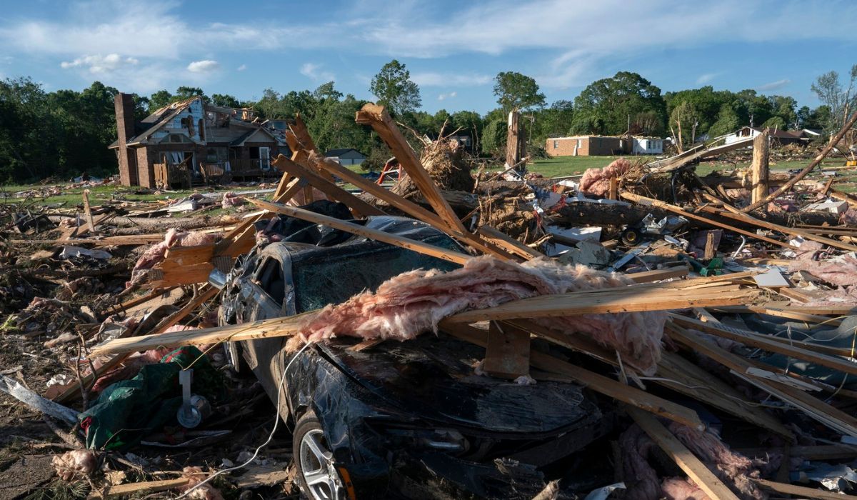 Scene apocaliptice în urma tornadei monstru care a ucis 27 de persoane în Kentucky, Missouri și Virginia