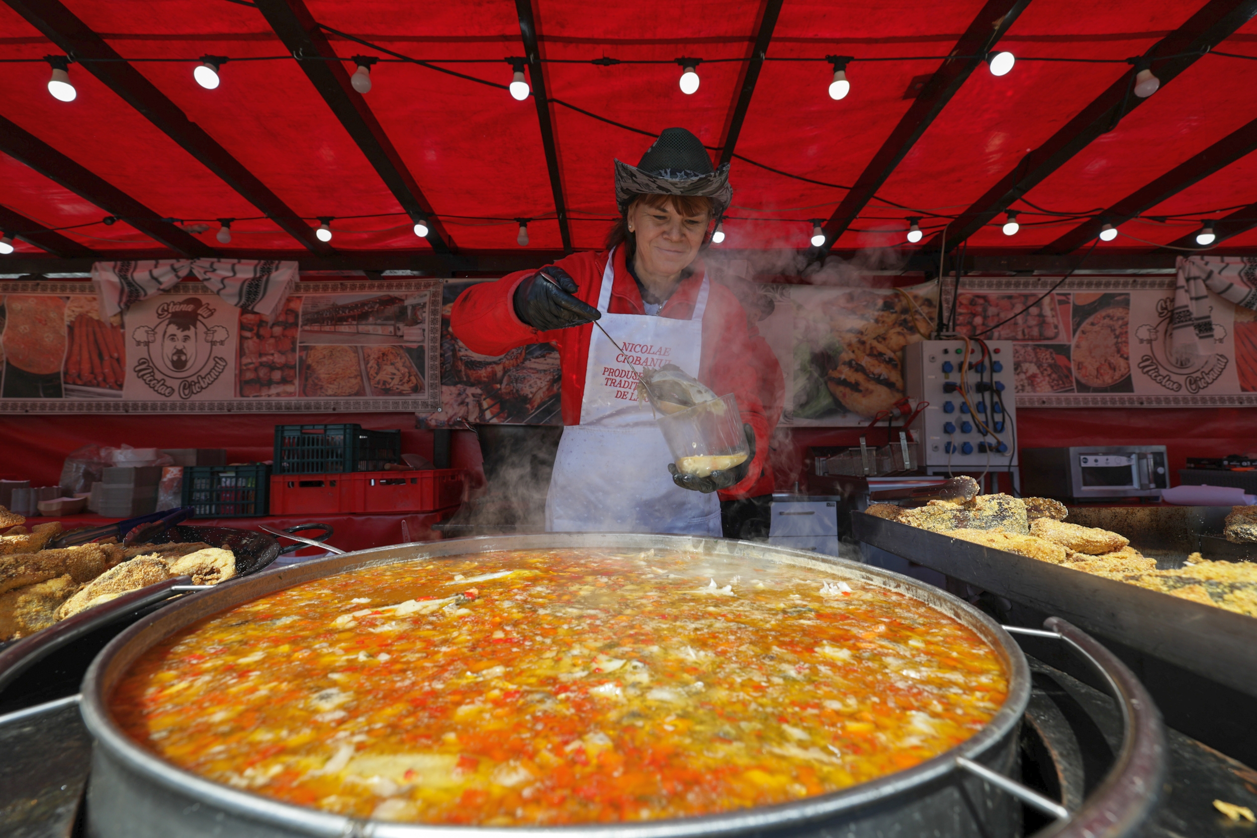 FOTO. Festival Pescăresc de Buna Vestire, pe Kiseleff. Cozi pentru saramură de crap, păstrăv la proțap, plus alte sortimente de pește