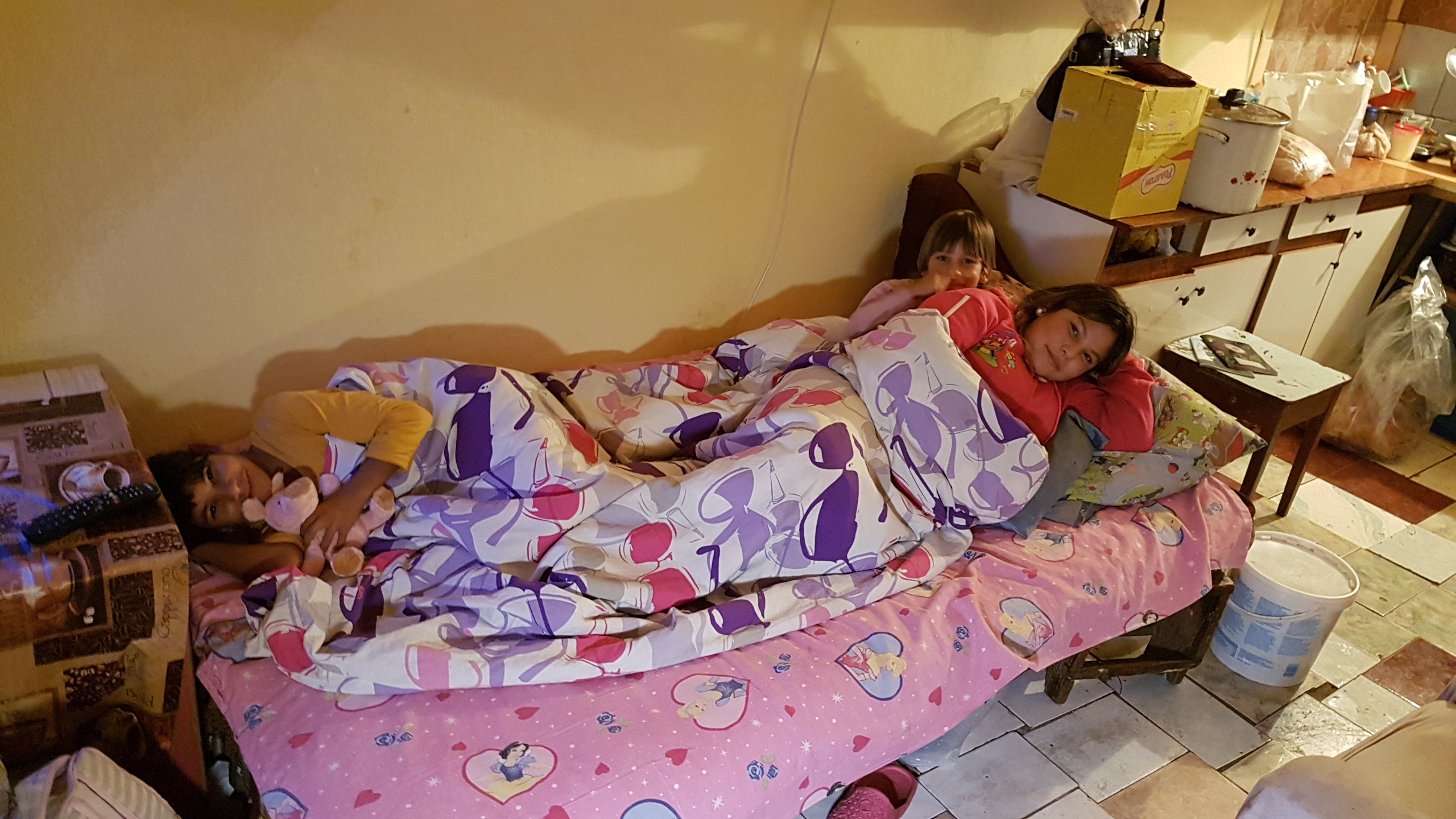 Părăsiți de mamă, cei patru copii trăiesc din pensia bunicii și își fac temele pe un scaun, stând pe două găleți GALERIE FOTO