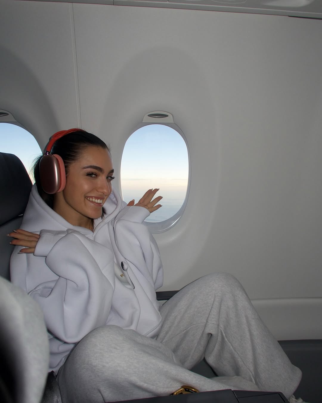 Alexia Eram a plecat cu iubitul în vacanță: „Să îmi încarc bateriile cât de mult pot”. Și Andreea Esca se află în aceeași țară