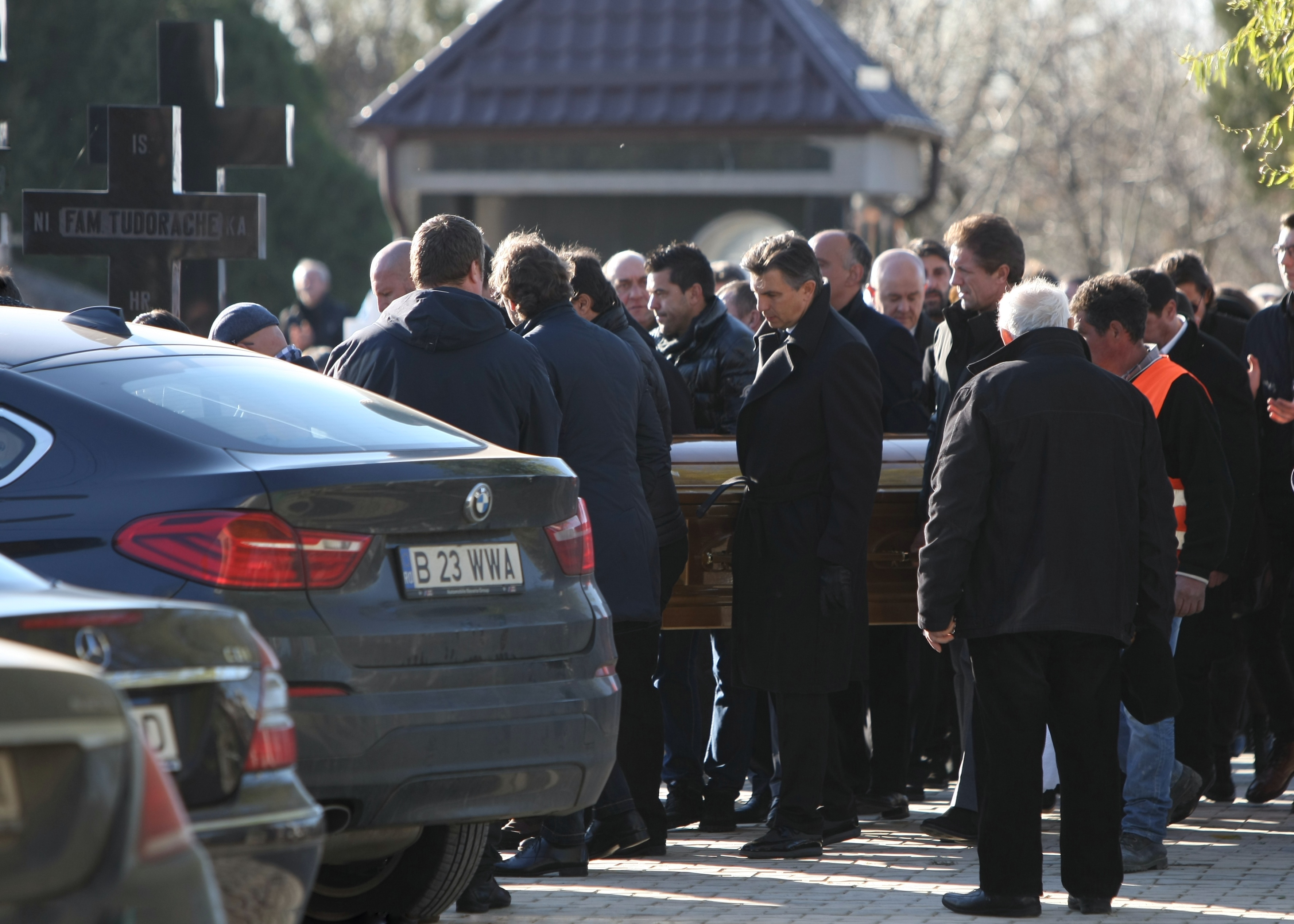 Daniel Prodan a fost înmormântat, azi, la cimitirul Sf. Ilie din Voluntari. Promisiune în lacrimi făcută de Gică Popescu: ”Îți vom îndeplini visul” | GALERIE FOTO